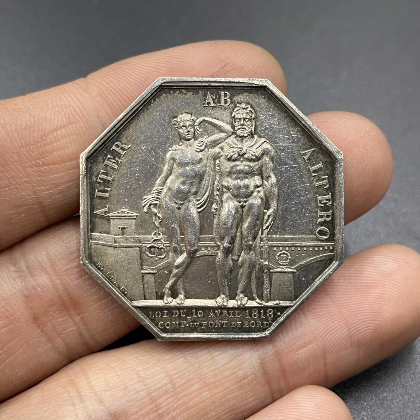 「木头集藏」章牌精品专场！ 法国路易十八波尔多石桥公司八角银章，直径：33.5 mm，19.2 g，边铭：船首 ARGENT （1842-1845年），背面刻画商业之神与大力神形象，较少见八角。