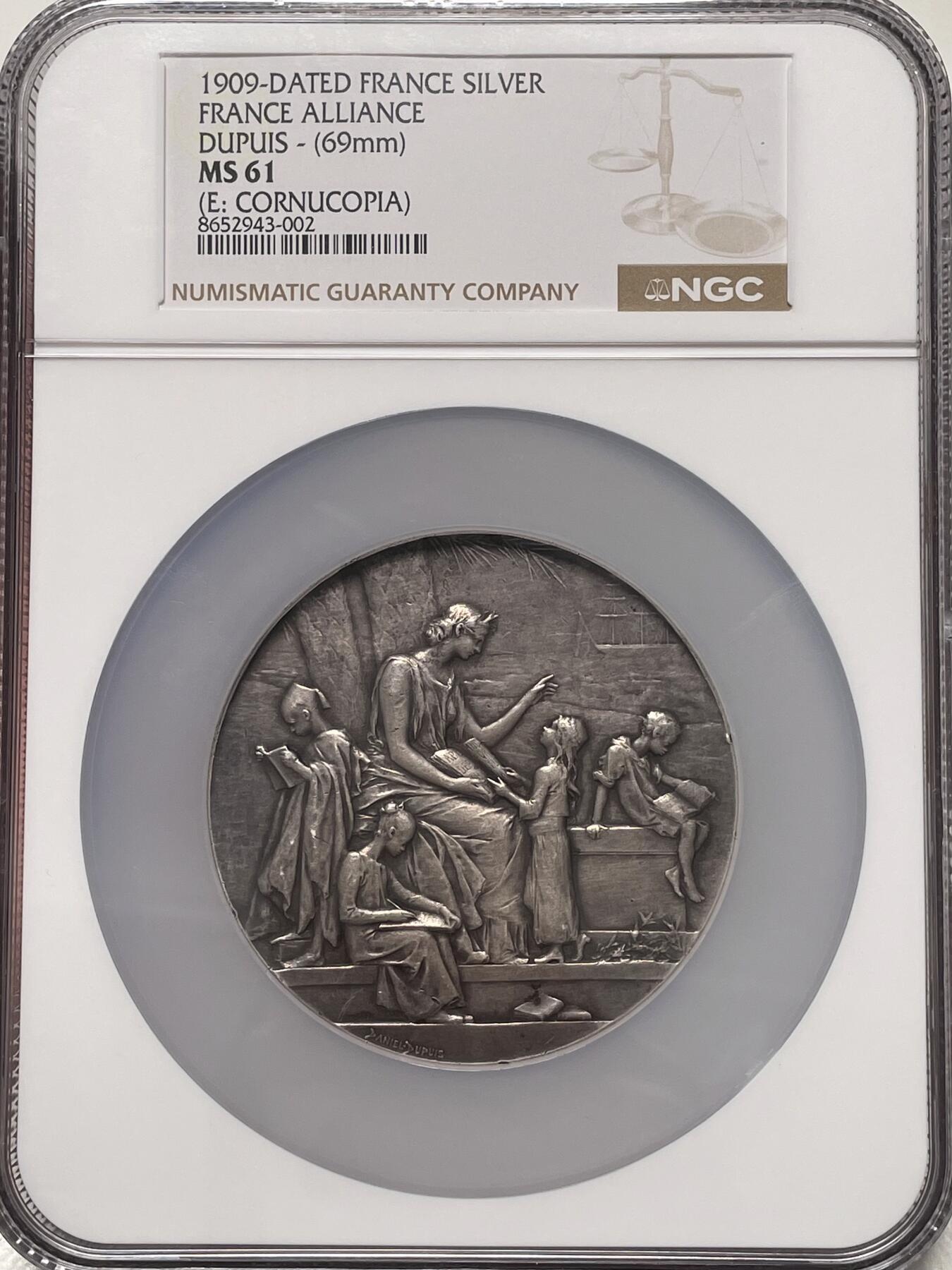 「木头集藏」章牌精品专场！ D.Dupuis～1909年法国法语联盟大银章，MS 61，直径：68 mm，加厚盒，名家作品大尺寸银章。
