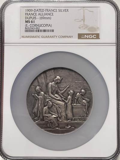 「木头集藏」章牌精品专场！ - D.Dupuis～1909年法国法语联盟大银章，MS 61，直径：68 mm，加厚盒，名家作品大尺寸银章。