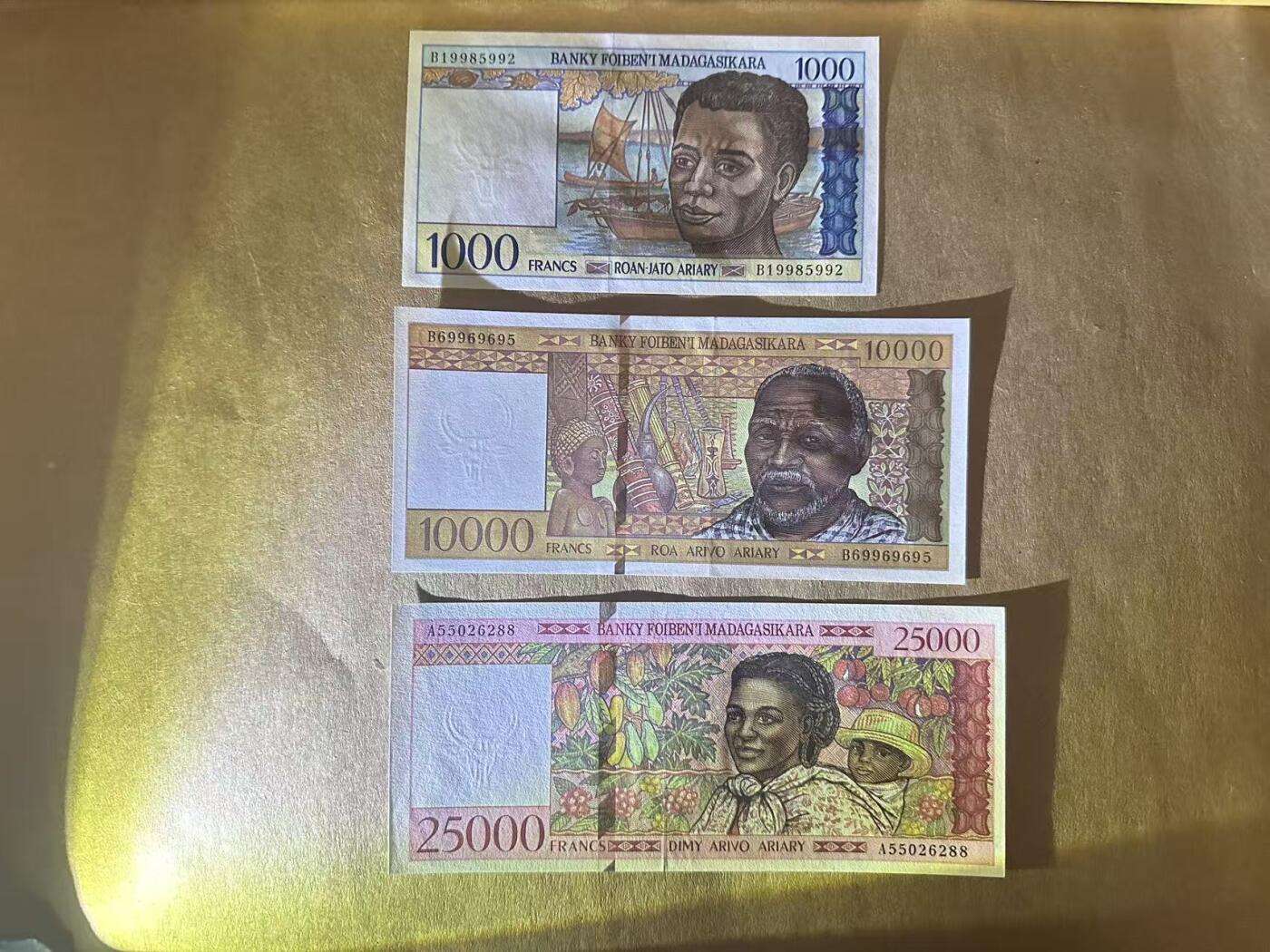 【礼羽收藏】🌏世界钱币拍卖第113期 1994-1998年马达加斯加1000-10000-25000法郎小全套，均为靓号，全新UNC，品相如图