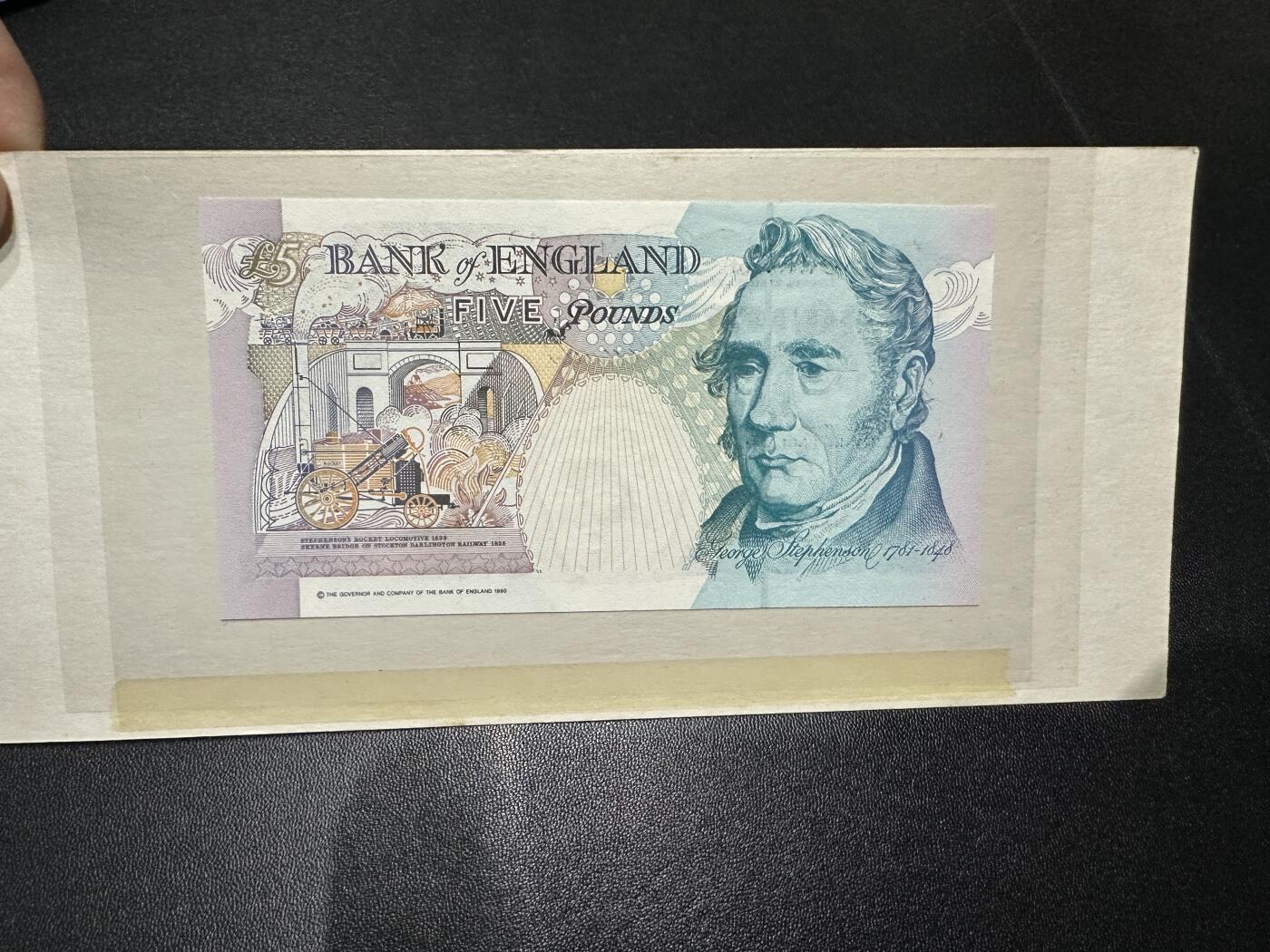 《外钞收藏家》第五百八十八期（优质场）（本平台长期征集拍品、欢迎藏友们联系合作） 英国1997年香港回归5英镑纪念钞（含册稀少，全程无47）	UNC