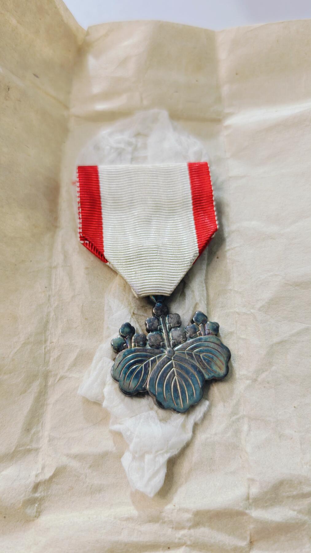 东亚勋章徽章主题拍卖3 旭日八等白叶章 (战时) 少见纸装