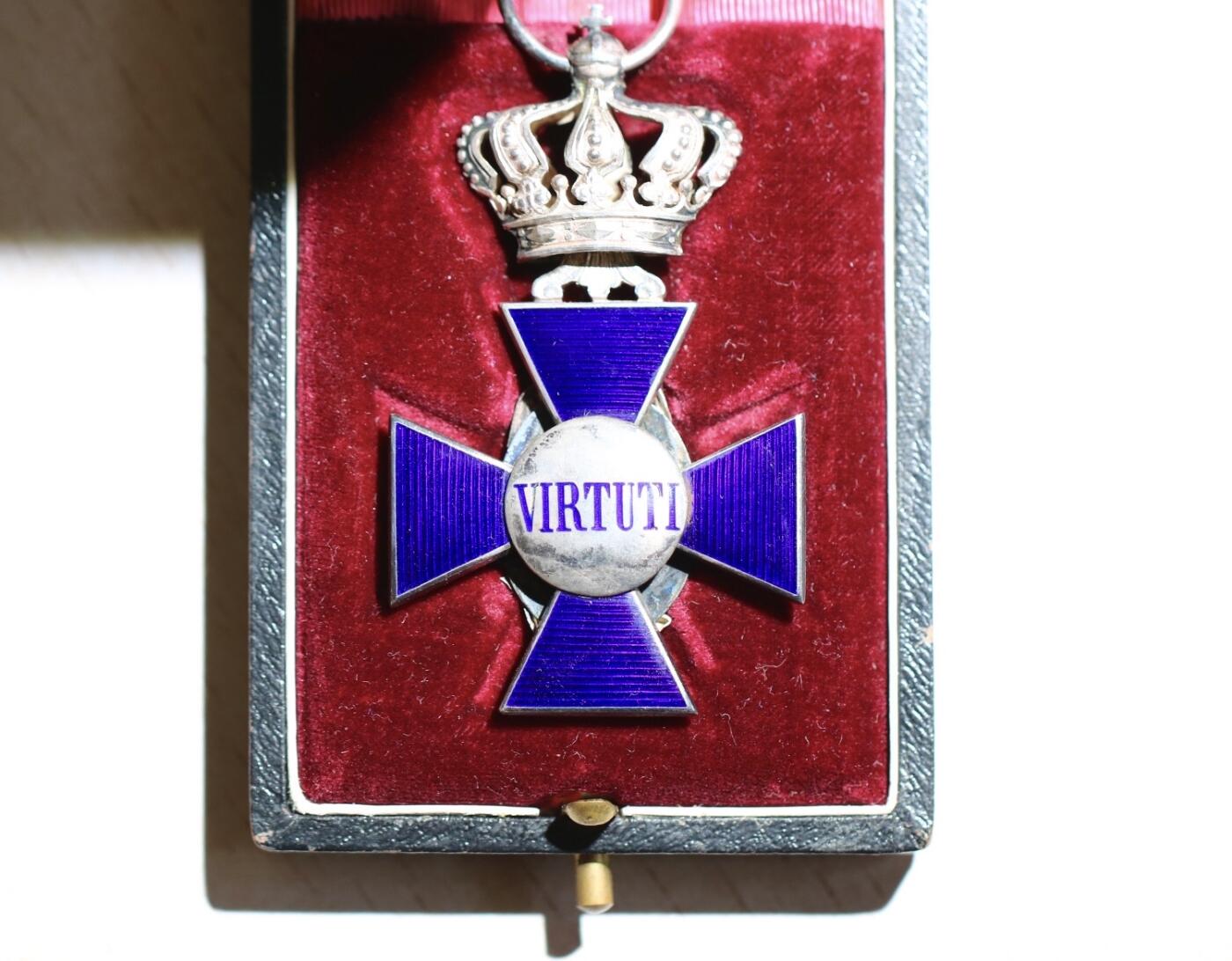 大猫徽章拍卖 第283期 巴伐利亚王国四级带冠圣米迦勒勋章。银质珐琅品相完美，挂环带厂标，原盒带烫金厂标十分难得，勿拿品相有缺陷的比。“m.d.K”为mit der krone缩写，仅在带冠的原盒上印有。1837年时任巴伐利亚国王路德维希一世设立圣米迦勒勋章，前身是巴伐利亚选帝侯于1693年设立的圣米迦勒骑士勋章。之后进行过多次修改，随着德意志帝国与君主制的崩溃于1918年停颁。