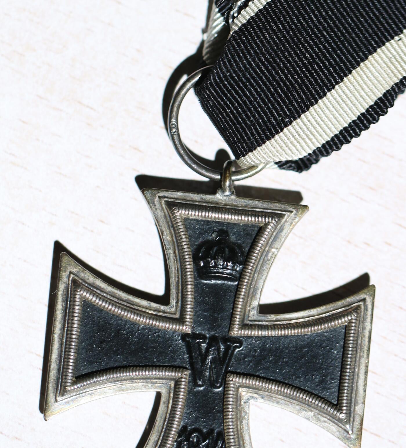 大猫徽章拍卖 第283期 德国ko厂一战二铁，德国民事战功奖章 kvkm圆盘战功奖章，意大利军事十字勋章，意大利一战意澳战争纪念章高浮雕版本，书是瑞士颁发的二战期间的德语军队牧师祈祷书圣经