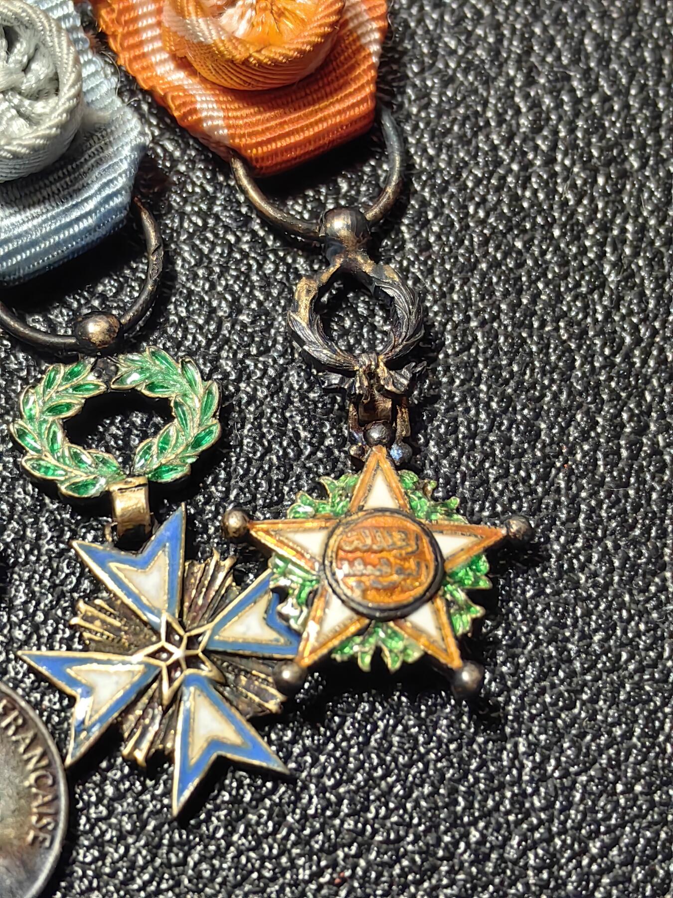 靖甫拍卖第十二场 法国殖民地军官勋奖章迷你章联排 军官级荣誉军团、贝宁黑星、摩洛哥阿拉维勋章，共3银2铜