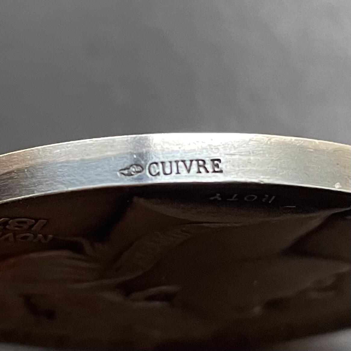 「木头集藏」章牌精品专场！ O Roty～法国烹饪协会宴会纪念镀银铜章 ，直径：51mm，边铭：丰饶角 BRONZE，正面的这款玛丽安娜肖像是罗蒂较早期的作品。章上的年份1873是烹饪协会成立的时间，并不是罗蒂创作这枚章的时间。罗蒂创作的时间大约在1880年代。  法国烹饪协会实际上是一个社交俱乐部，通过定期举办宴会，以表彰艺术、科学和政治领域的杰出人士，因此这个宴会就成为了一个名流云集的重要场合。