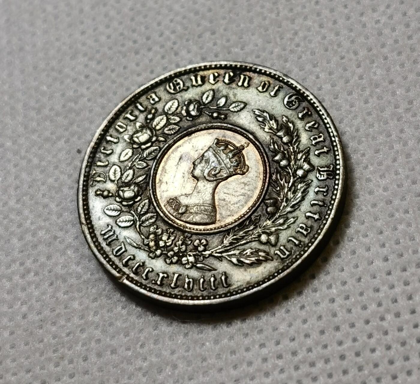 甄臻铺-世界币章拍卖（第40期）送拍享返佣金等优惠多多 AU好品 英国1848双色半克朗样币，哥特克朗同款设计，品相状态好值得入手，细节见图