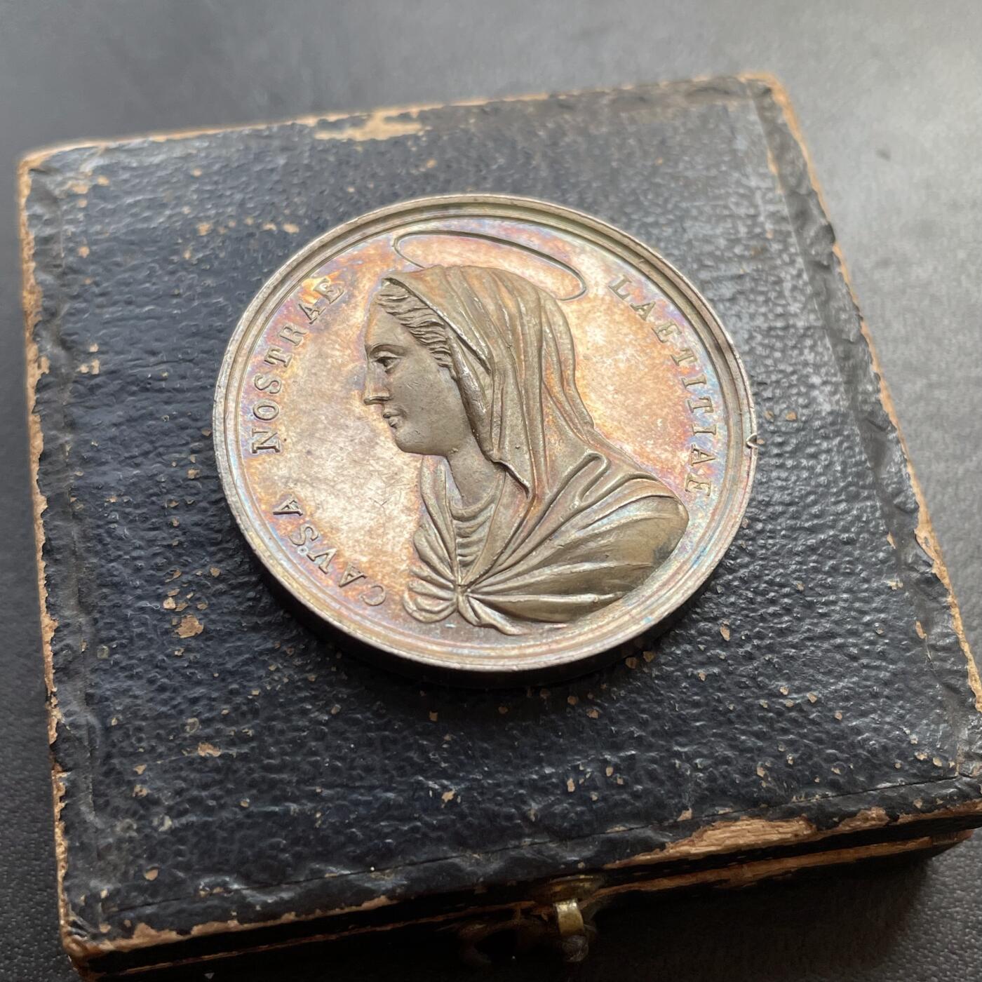 「木头集藏」章牌精品专场！ 梵蒂冈教皇庇护九世圣母玛利亚银章，直径：31.5 mm，16.9 g，少见银章，彩色氧化，原盒正常使用。