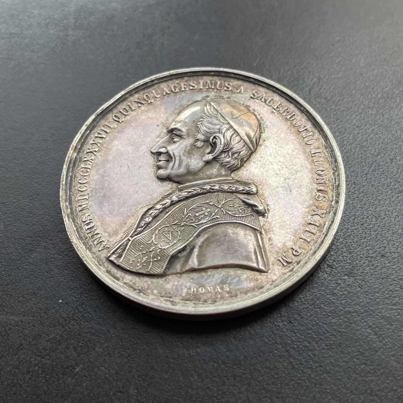 「木头集藏」章牌精品专场！ 1887年梵蒂冈庆祝教皇利奥十三世担任神职50周年纪念银章，直径：47 mm，42.3 g，背面刻画小天使托举着“EUROPA”“AMERICA”等标识，代表全球天主教信众的共同庆祝，较少见大尺寸教皇纪念银章。