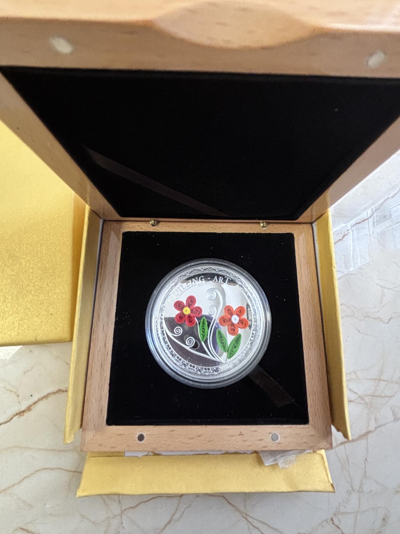 第183期拍卖 库克2016镜中花艺术首枚花卉镶手工纸花薄片银币带盒无证书，999银，1/2盎司，发行999枚