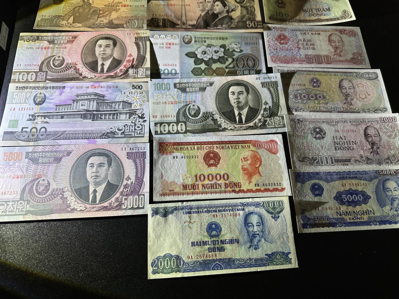 《外钞收藏家》第五百八十八期（优质场）（本平台长期征集拍品、欢迎藏友们联系合作） 朝鲜上一版本9张+越南纸钞版本8张两套（胡爷爷与金爷爷）	UNC 越南有几张轻微潮