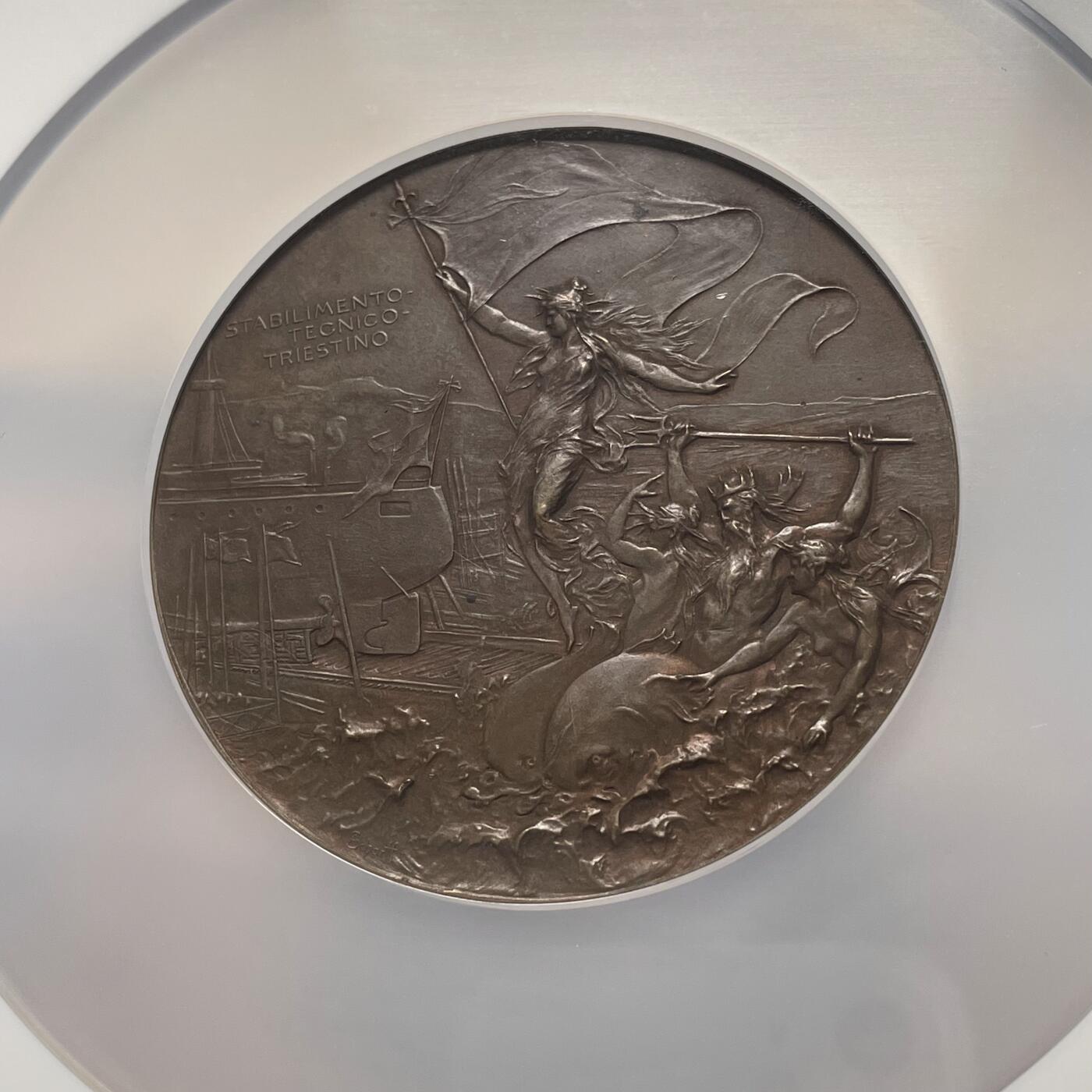 「木头集藏」章牌精品专场！ A.Scharff～1898年奥匈帝国’查理六世皇帝‘号巡洋舰在的里雅斯特港下水纪念大铜章，MS 63 BN，直径：58 mm，雕刻大师 安东·沙夫 作品，较少见，品相很不错！近期外拍价格不含税约2500。