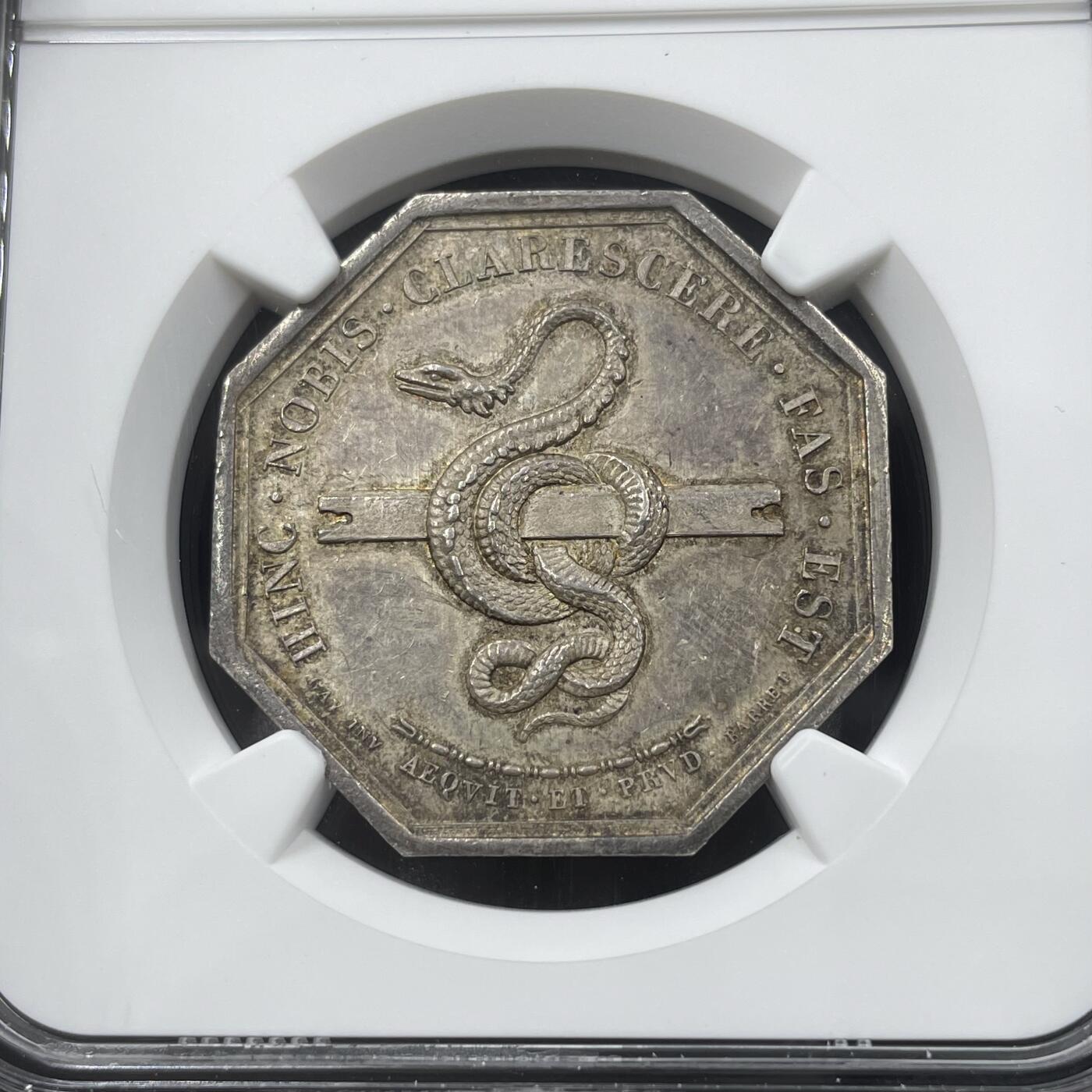 「木头集藏」章牌精品专场！ 法国特雷武公证人八角银章，MS 62 ，直径：32 mm，刻画细致。