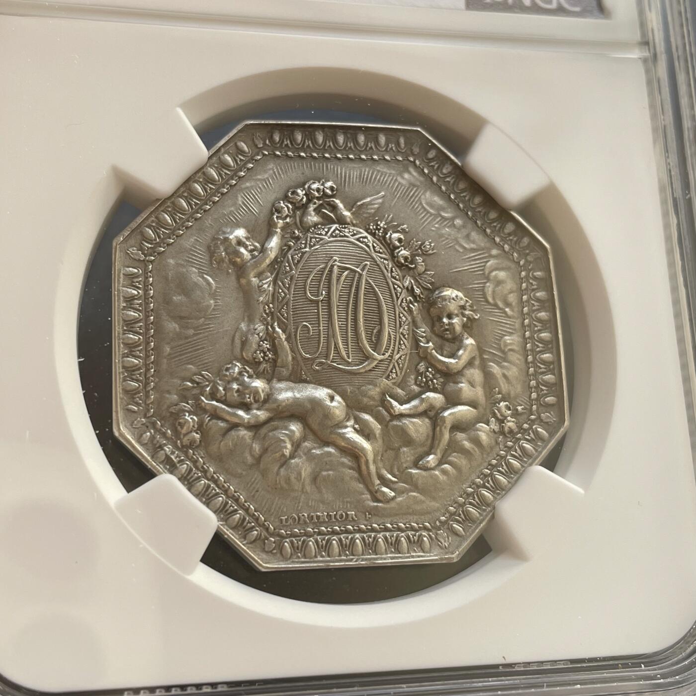 「木头集藏」章牌精品专场！ LORTHIOR～法国爱与婚姻八角银章，MS64，直径：33mm，品相很不错，同款收藏佳品。