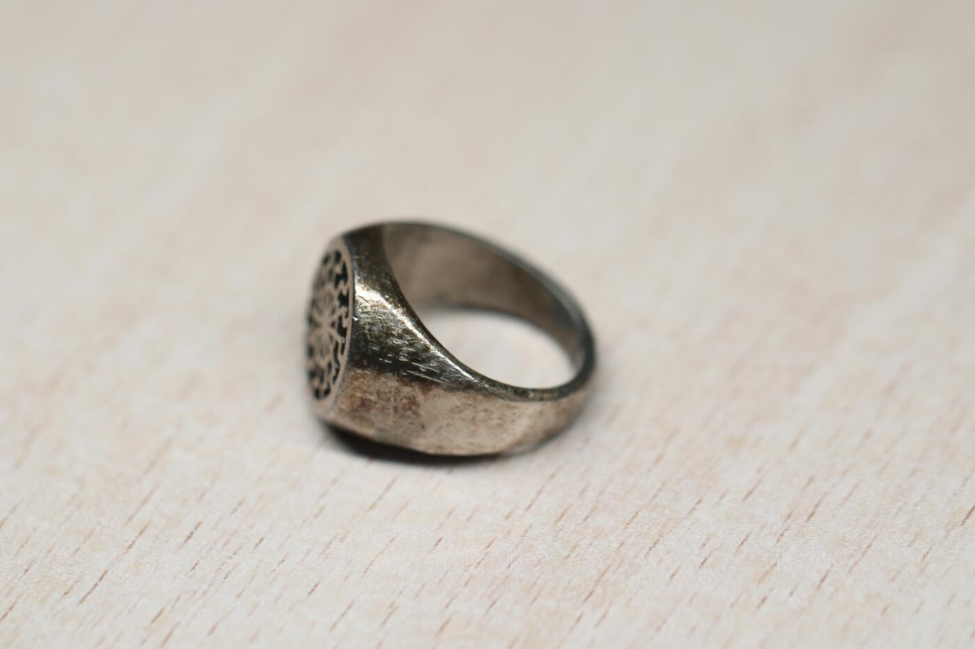 大猫徽章拍卖 第283期  珍爱和平 第三帝国时期超自然神秘组织部门戒指两枚，德国祖先遗产研究会会员戒指、党卫军黑太阳计划标志戒指，材质为德国800银