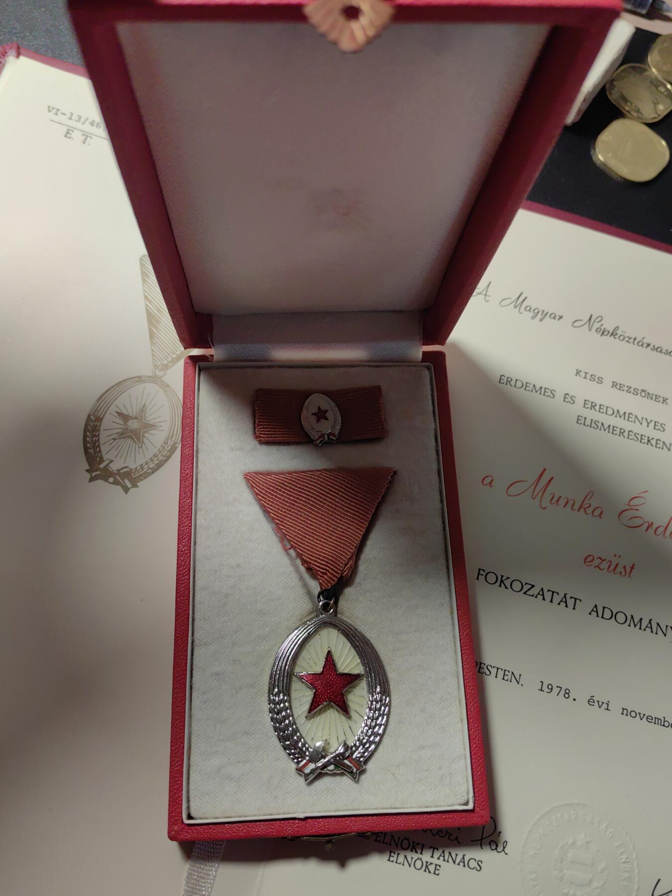 靖甫拍卖第十二场 匈牙利银级劳动勋章 豪华封皮大证书