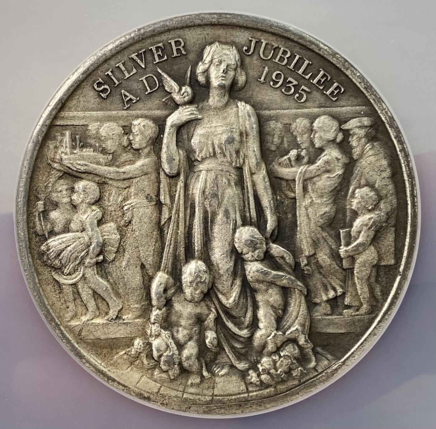 万国钱币拍卖第056期 NGC MS63 1935年英国乔治五世和玛丽皇后纪念银禧年大银章 代表英联邦殖民地的动物环绕章面 带原盒收藏级品质 大规格51MM