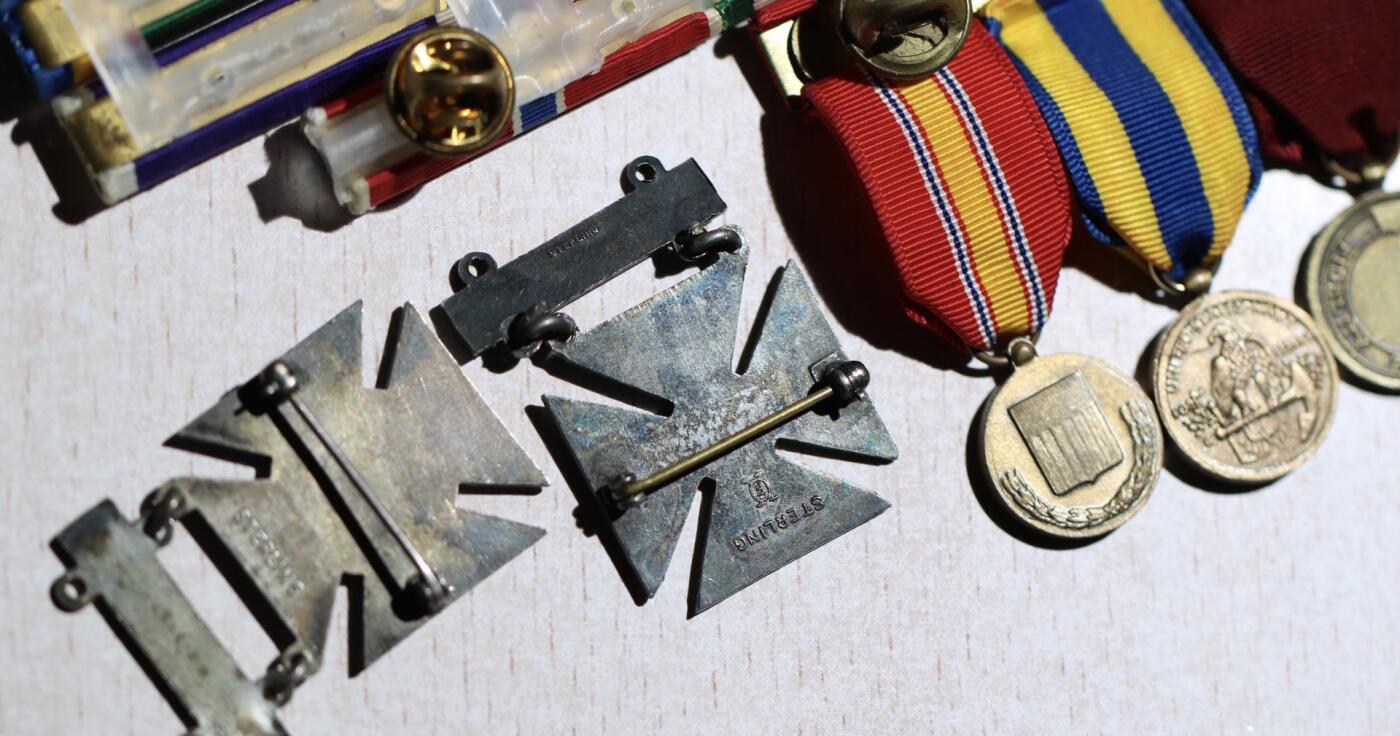 大猫徽章拍卖 第283期 美军海军陆战队韩战及越南战争相关勋略，左下二战版本纯银神射手证章，二战版本纯银冲锋枪神射手证章，美军5R迷你勋章