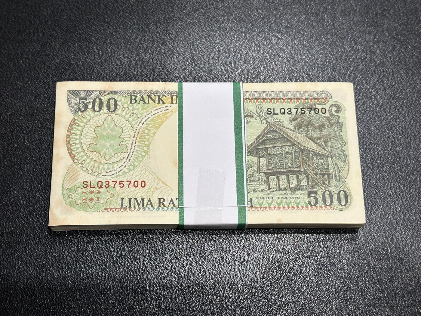 《外钞收藏家》第五百八十八期（优质场）（本平台长期征集拍品、欢迎藏友们联系合作） 印度尼西亚92年500卢比一刀百连（红毛猩猩）	UNC 有黄斑