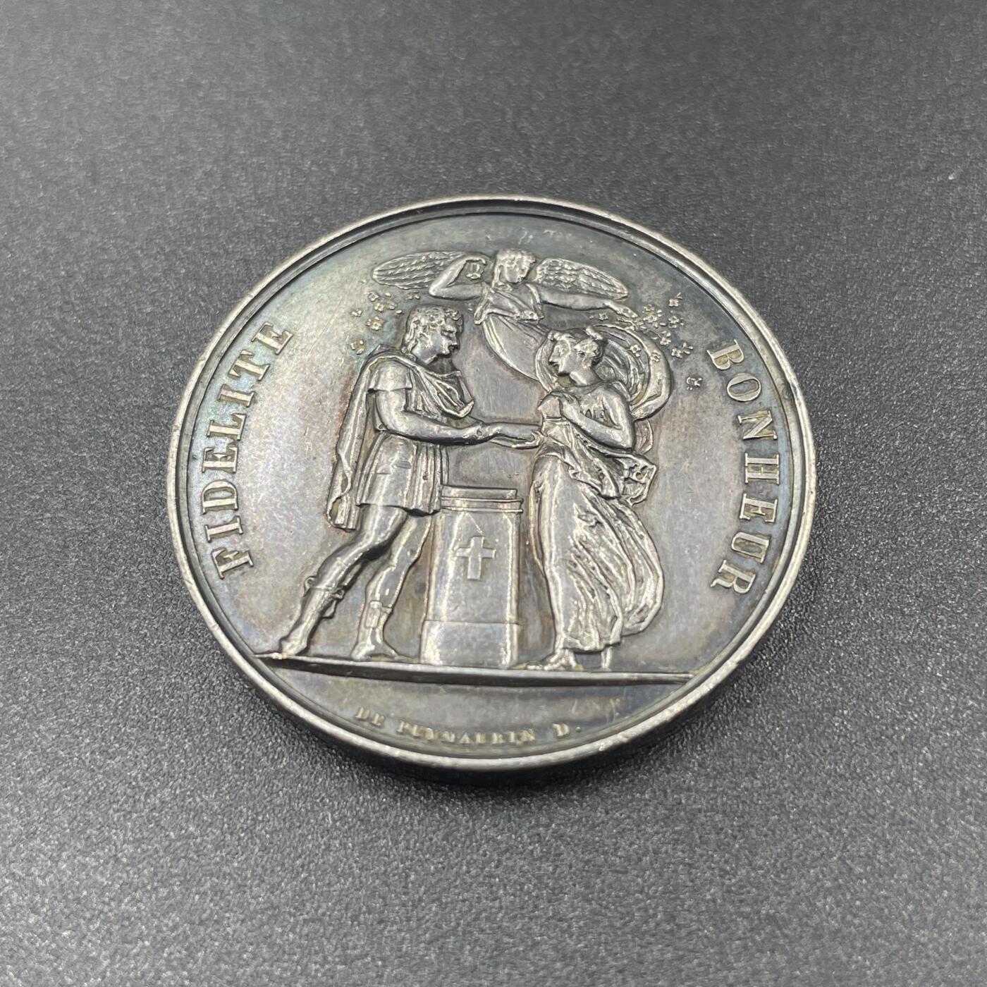 「木头集藏」章牌精品专场！ 1819年法国结婚纪念银章，直径：32 mm，17.9 g，正面法语：忠诚、幸福。早期高浮雕版本，已刻字206年，侧面花体刻字，保持较好！