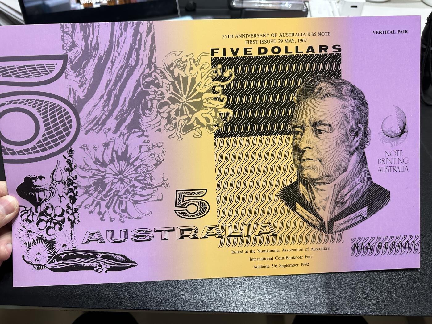 《外钞收藏家》第五百八十八期（优质场）（本平台长期征集拍品、欢迎藏友们联系合作） 1967-1992年澳大利亚纸币发行25周年 5元 加盖纪念钞 二连体 全新带册子 尾8靓号