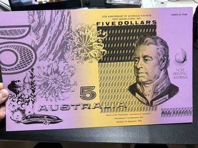 《外钞收藏家》第五百八十八期（优质场）（本平台长期征集拍品、欢迎藏友们联系合作） - 1967-1992年澳大利亚纸币发行25周年 5元 加盖纪念钞 二连体 全新带册子 尾8靓号
