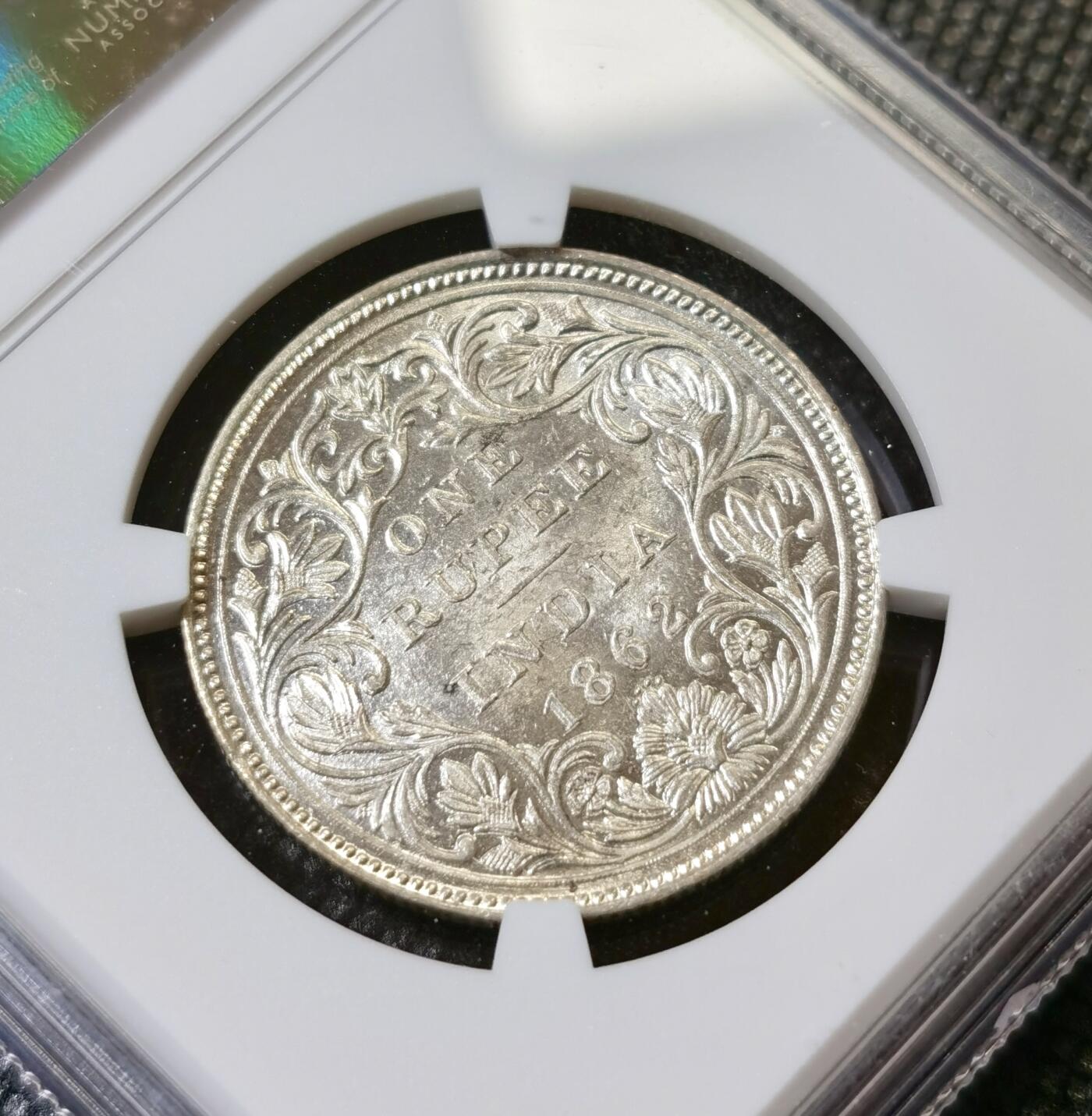 甄臻铺-世界币章拍卖（第40期）送拍享返佣金等优惠多多 NGC-MS62 1862年英属印度维多利亚二世卢比，卷拆状态