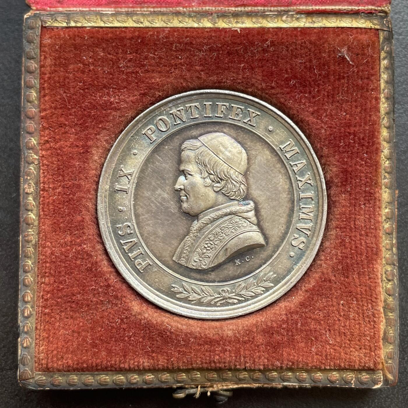 「木头集藏」章牌精品专场！ 梵蒂冈教皇庇护九世圣母玛利亚银章，直径：31.5 mm，16.9 g，少见银章，彩色氧化，原盒正常使用。