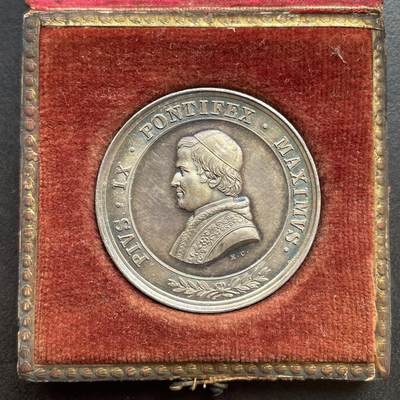 「木头集藏」章牌精品专场！ - 梵蒂冈教皇庇护九世圣母玛利亚银章，直径：31.5 mm，16.9 g，少见银章，彩色氧化，原盒正常使用。