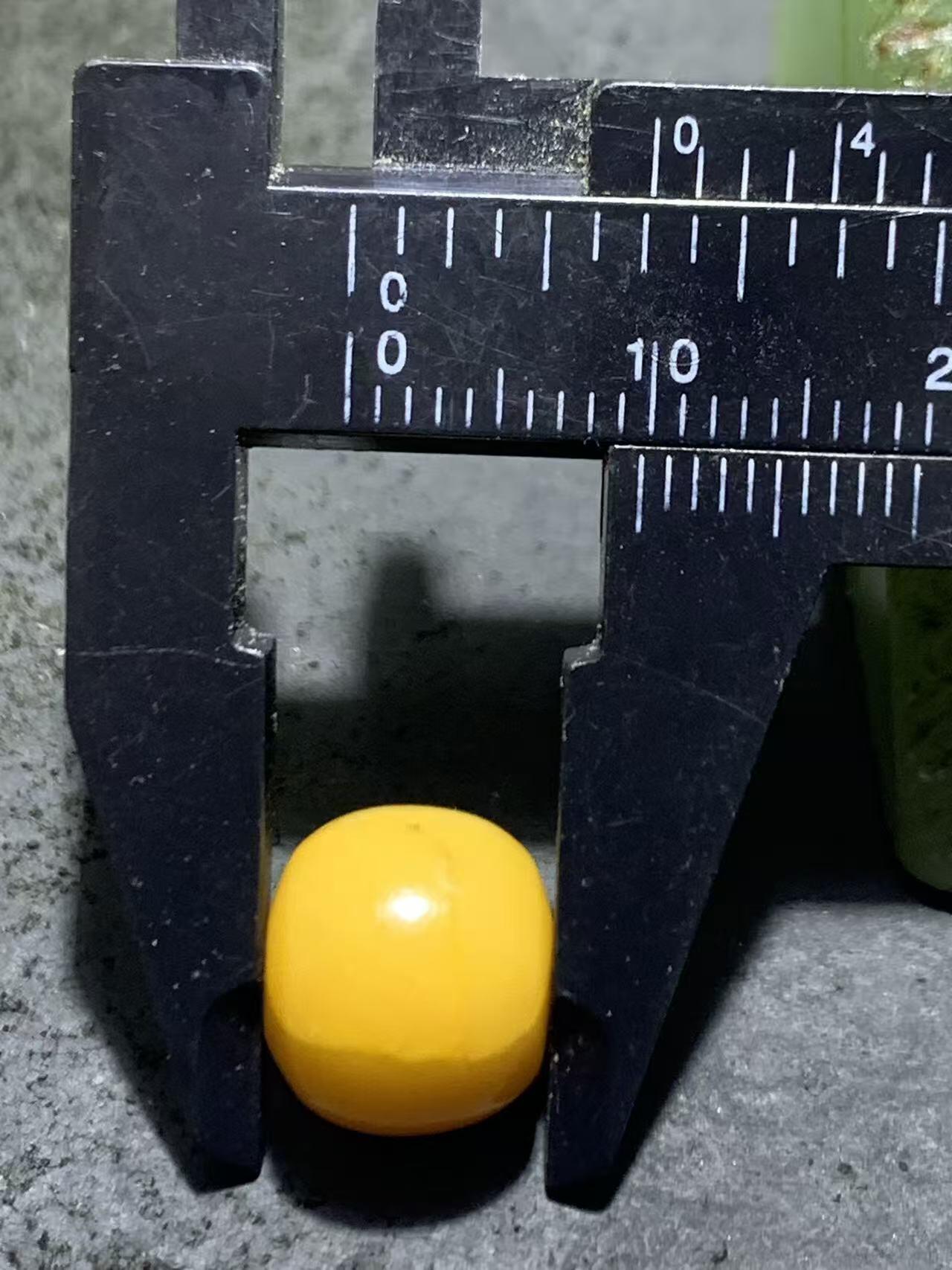 高玉化缅甸黄玉通货老形桶珠一颗！