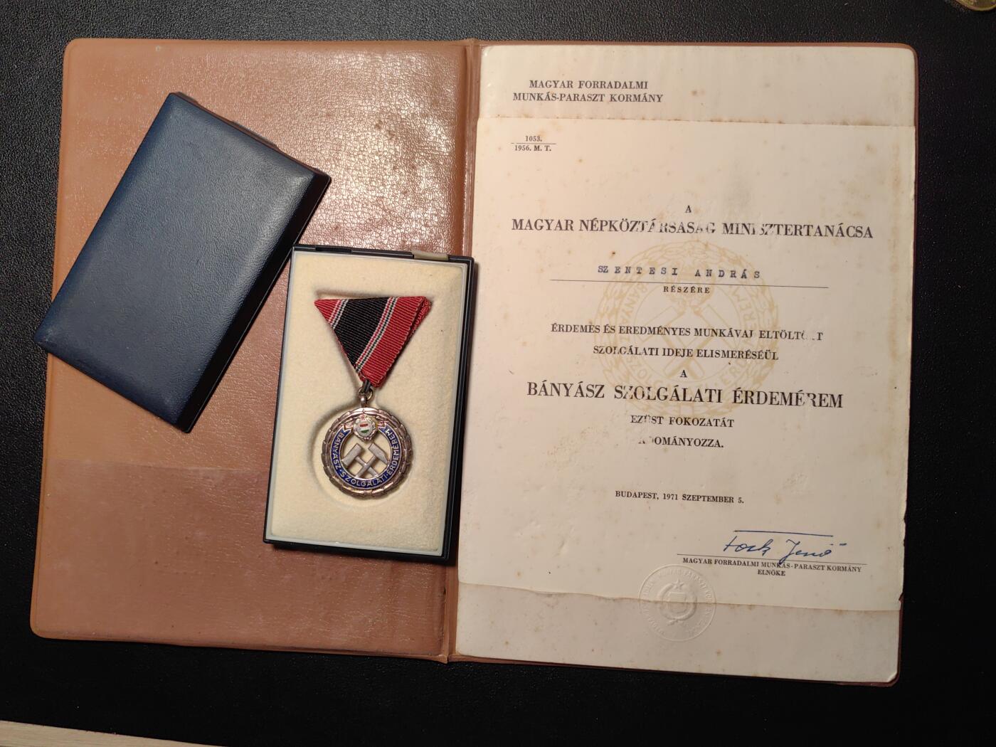 靖甫拍卖第十二场 匈牙利银级矿工光荣勋章带证