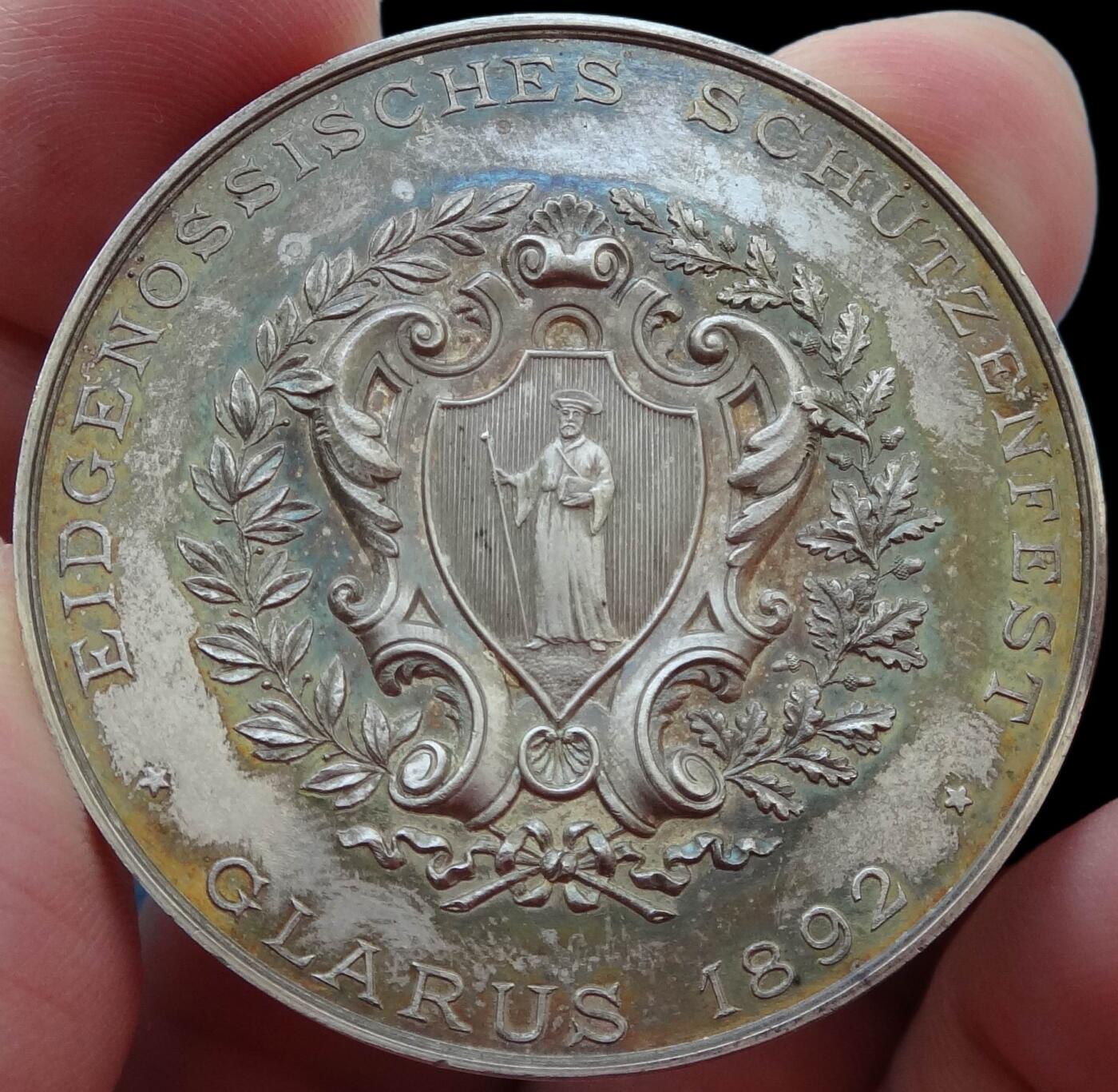 「木头集藏」章牌精品专场！ Huguenin～1892瑞士格拉鲁斯射击节银章，MS63 ，直径：45mm，38 g，NGC加厚盒，经典射击节品种，设计精美，包浆很漂亮。