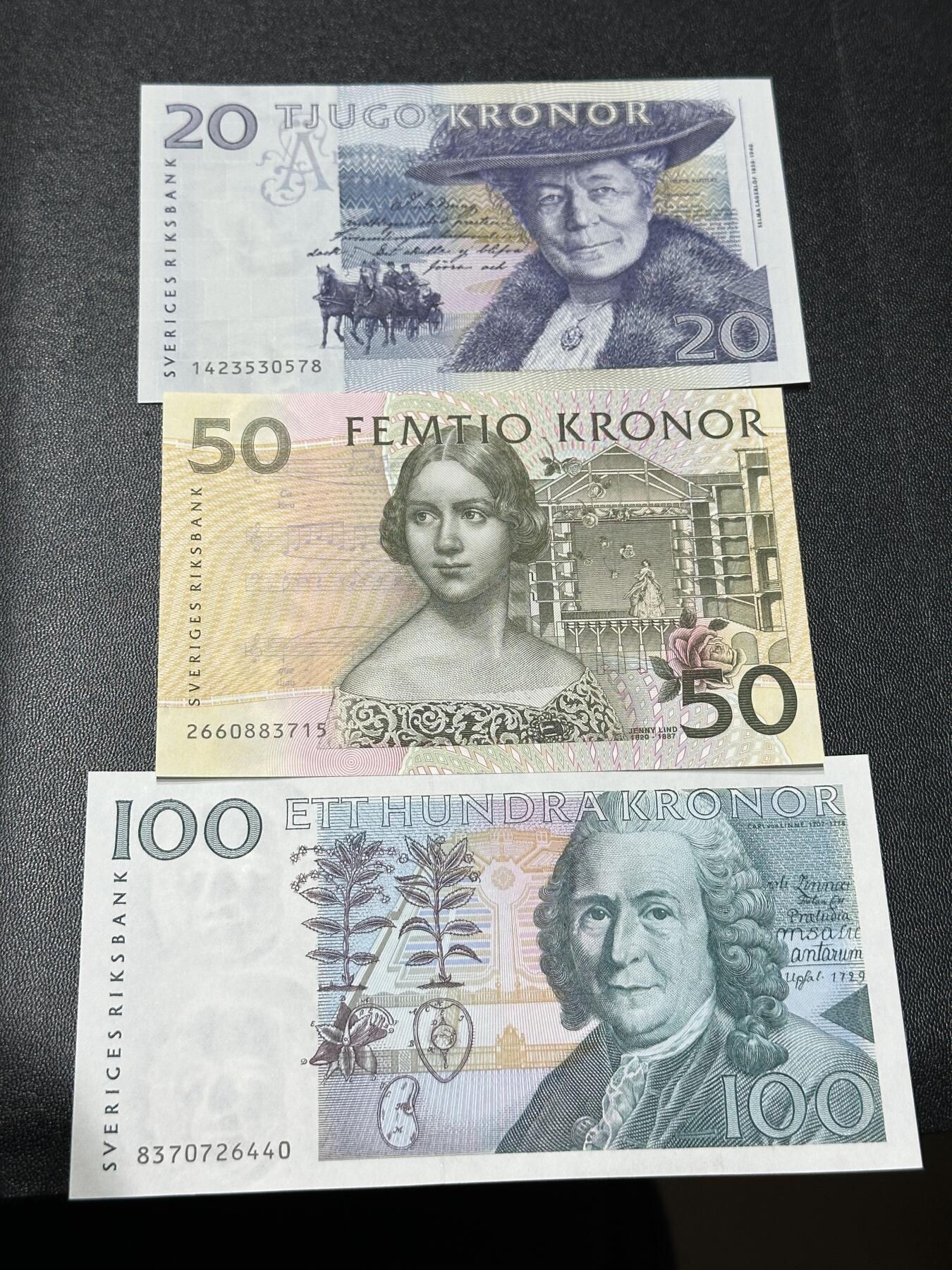 《外钞收藏家》第五百八十八期（优质场）（本平台长期征集拍品、欢迎藏友们联系合作） 瑞典初版20拉格洛夫/50夜莺珍妮林德/100卡尔林奈三张	UNC