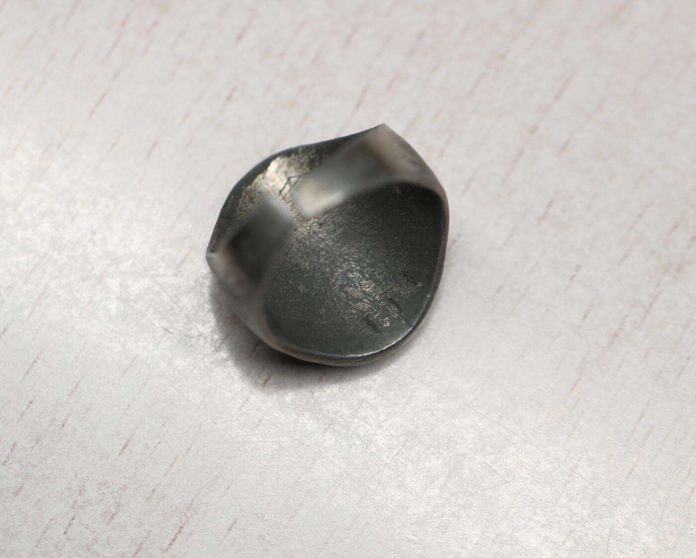 大猫徽章拍卖 第283期  珍爱和平 第三帝国时期超自然神秘组织部门戒指两枚，德国祖先遗产研究会会员戒指、党卫军黑太阳计划标志戒指，材质为德国800银