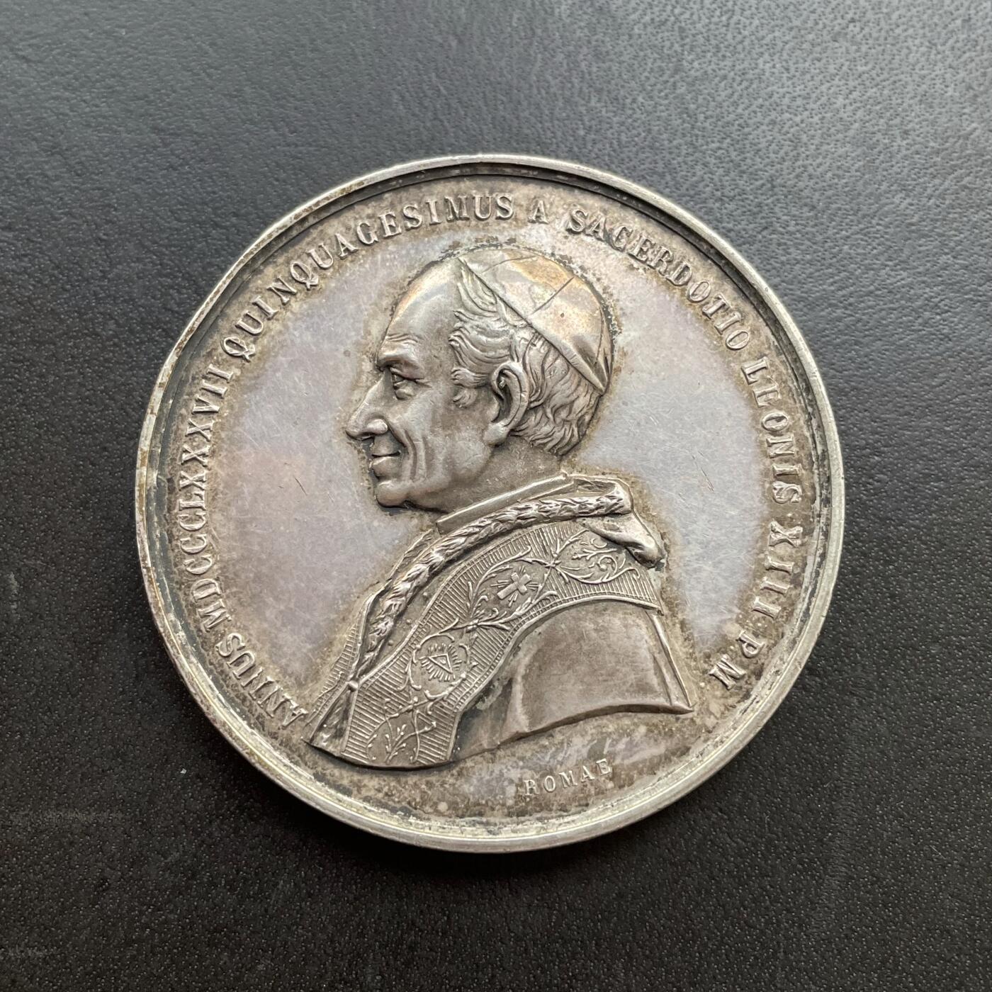 「木头集藏」章牌精品专场！ 1887年梵蒂冈庆祝教皇利奥十三世担任神职50周年纪念银章，直径：47 mm，42.3 g，背面刻画小天使托举着“EUROPA”“AMERICA”等标识，代表全球天主教信众的共同庆祝，较少见大尺寸教皇纪念银章。