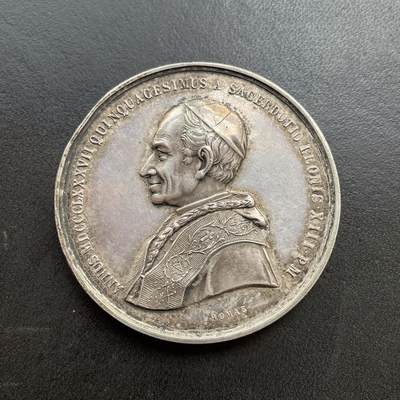 「木头集藏」章牌精品专场！ - 1887年梵蒂冈庆祝教皇利奥十三世担任神职50周年纪念银章，直径：47 mm，42.3 g，背面刻画小天使托举着“EUROPA”“AMERICA”等标识，代表全球天主教信众的共同庆祝，较少见大尺寸教皇纪念银章。