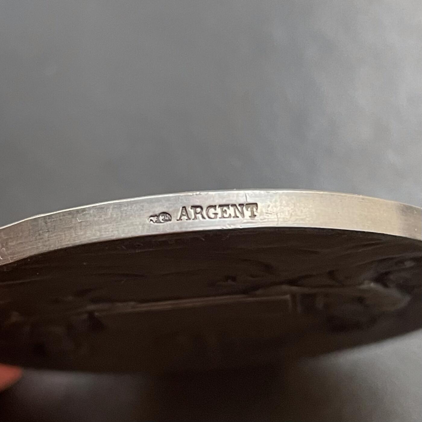 「木头集藏」章牌精品专场！ F.Vernon～法国游艇联盟银章 ，直径：50mm，66 g，边铭：丰饶角 ARGENT，雕刻大师韦尔农经典热门作品。这枚是1890年代发行的初铸版本，非常难得。这款银章更常见的是背面铭文为“法国游艇俱乐部”的版本，发行年代较晚并且多次重铸。