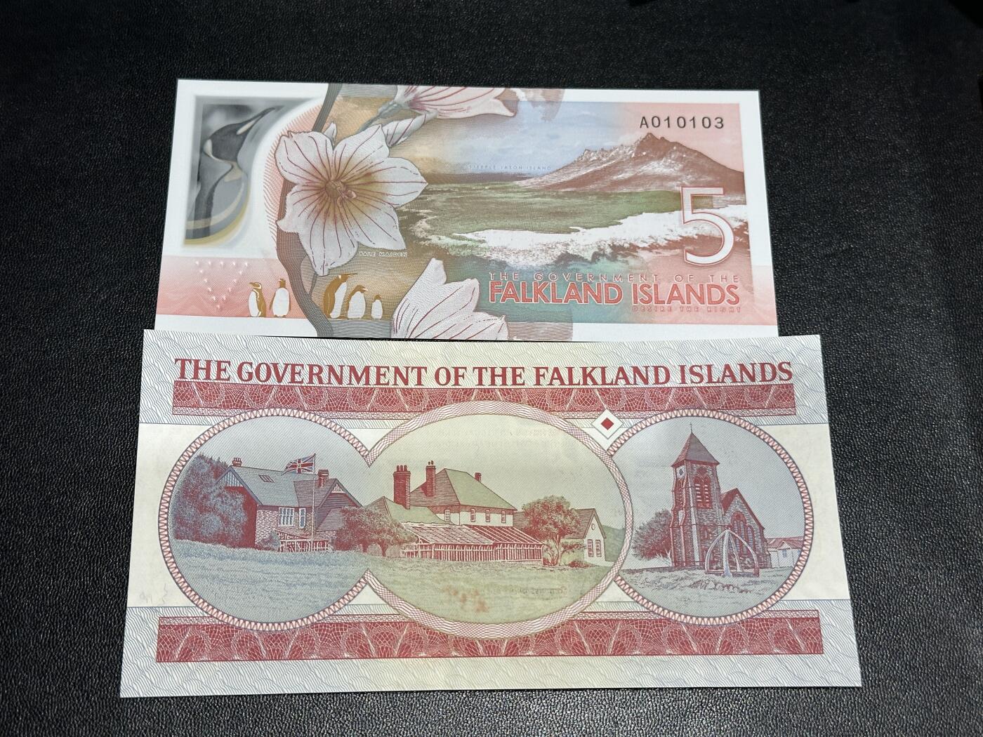 《外钞收藏家》第五百八十八期（优质场）（本平台长期征集拍品、欢迎藏友们联系合作） 福克兰群岛2005年5镑+2025年塑料钞5镑一对（尾3，全程无47）	UNC 纸币有个黄斑瑕疵