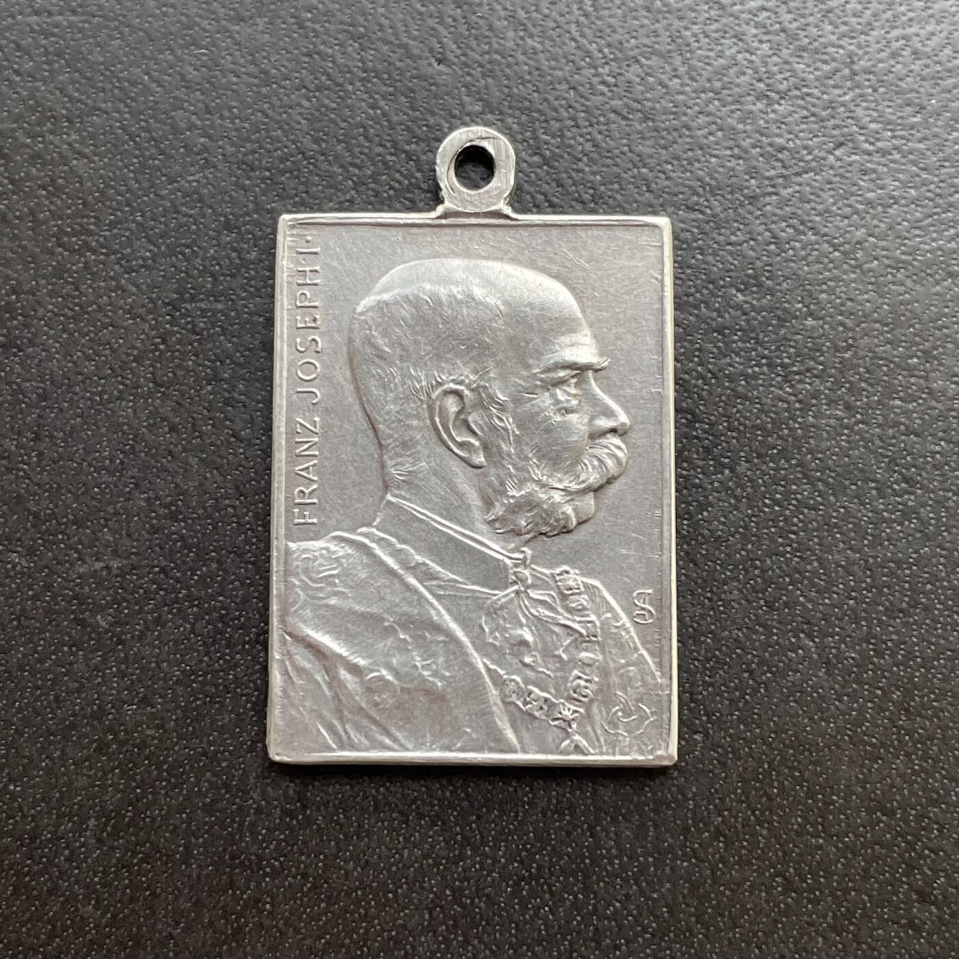 「木头集藏」章牌精品专场！    Anton Scharff～1898年奥地利弗朗茨皇帝在位50周年纪念银章 ，尺寸：23×16mm，3.6g，雕刻大师安东·沙夫非常罕见的一款作品。尺幅虽小但是银标和厂铭打得都很清晰。此章是奥地利美术家协会为纪念弗朗茨皇帝在位50周年而特别委托铸造。