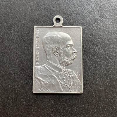 「木头集藏」章牌精品专场！ -    Anton Scharff～1898年奥地利弗朗茨皇帝在位50周年纪念银章 ，尺寸：23×16mm，3.6g，雕刻大师安东·沙夫非常罕见的一款作品。尺幅虽小但是银标和厂铭打得都很清晰。此章是奥地利美术家协会为纪念弗朗茨皇帝在位50周年而特别委托铸造。
