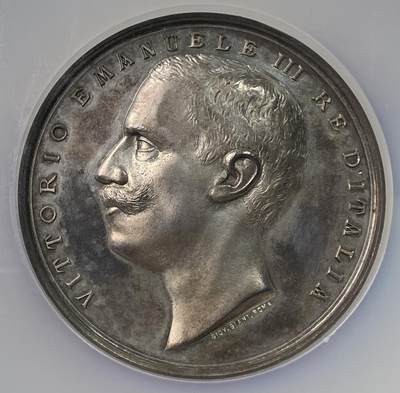 万国钱币拍卖第056期 - NGC MS61 意大利王国纪念1906年7月12日罗马至巴黎电话线开通 发行量仅50枚极其罕见 正面为雕刻极其细致的意大利国王埃马努埃莱三世，背面为手持闪电的女神。雕刻师乔瓦尼·贾尼为都灵艺术家协会主席。来自意大利老藏家收藏。附带原盒及手写标签购买记录，盖有意大利王国红泥印。尺寸58MM，重达80.1g。NGC唯一冠军&唯一评级记录。