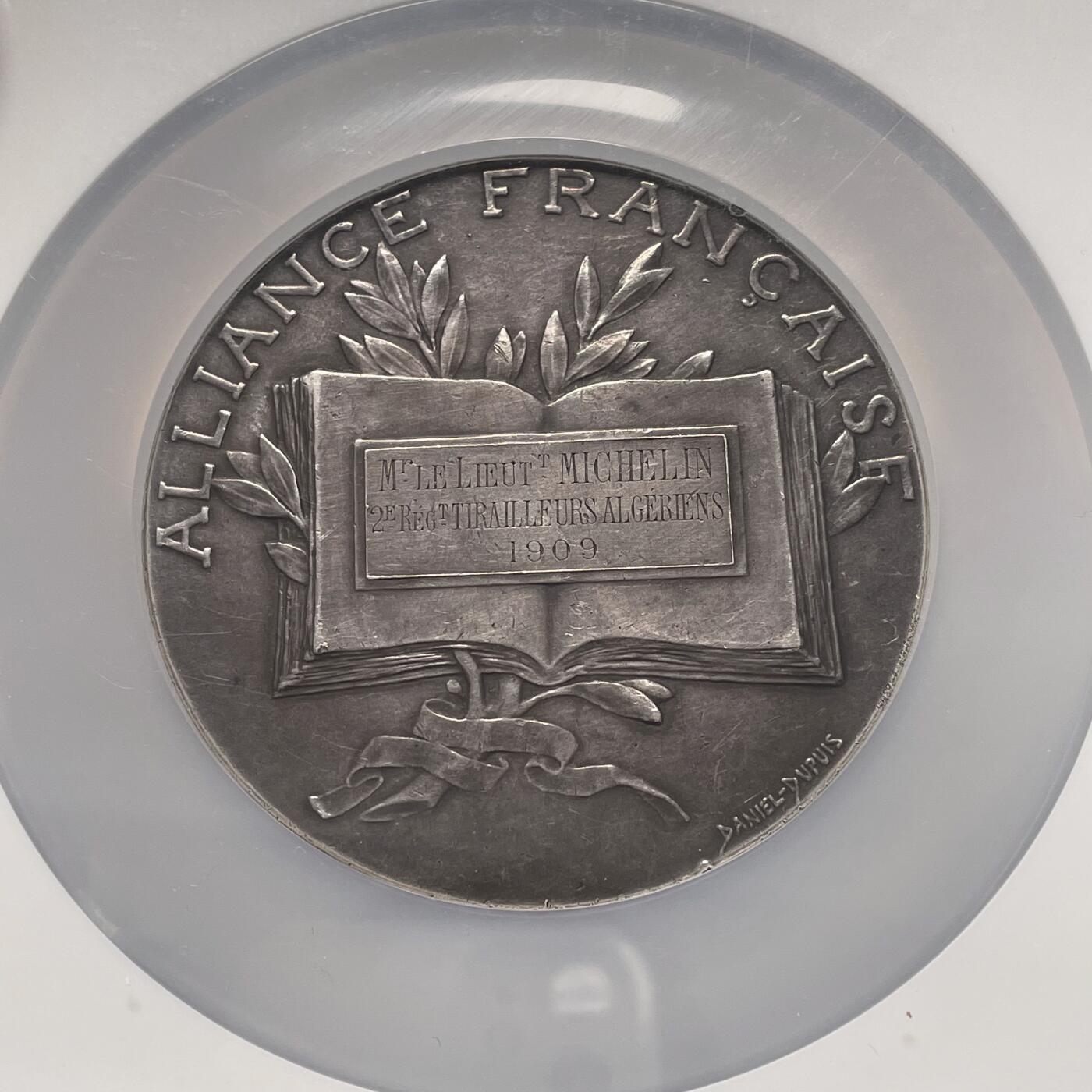 「木头集藏」章牌精品专场！ D.Dupuis～1909年法国法语联盟大银章，MS 61，直径：68 mm，加厚盒，名家作品大尺寸银章。