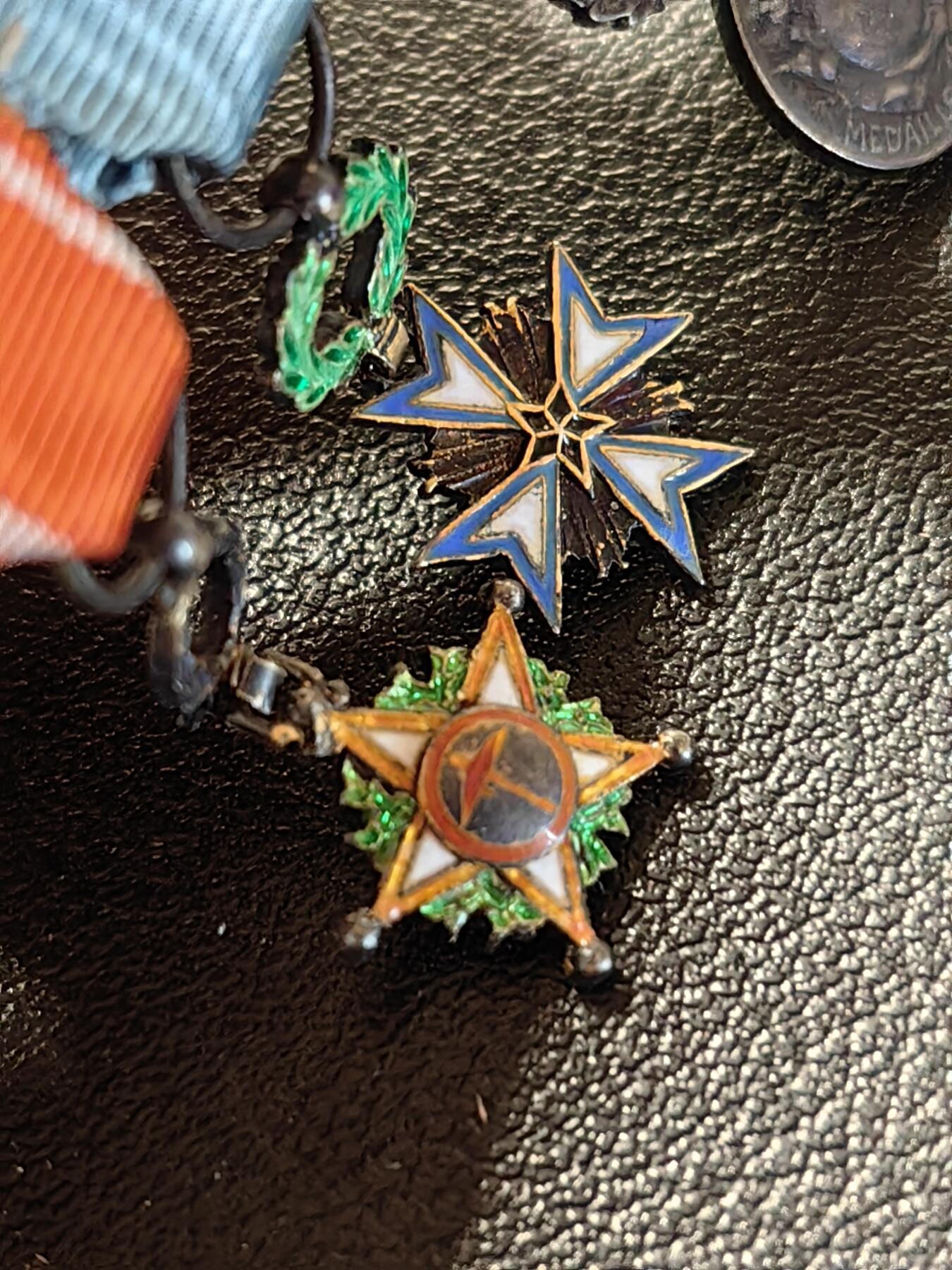 靖甫拍卖第十二场 法国殖民地军官勋奖章迷你章联排 军官级荣誉军团、贝宁黑星、摩洛哥阿拉维勋章，共3银2铜