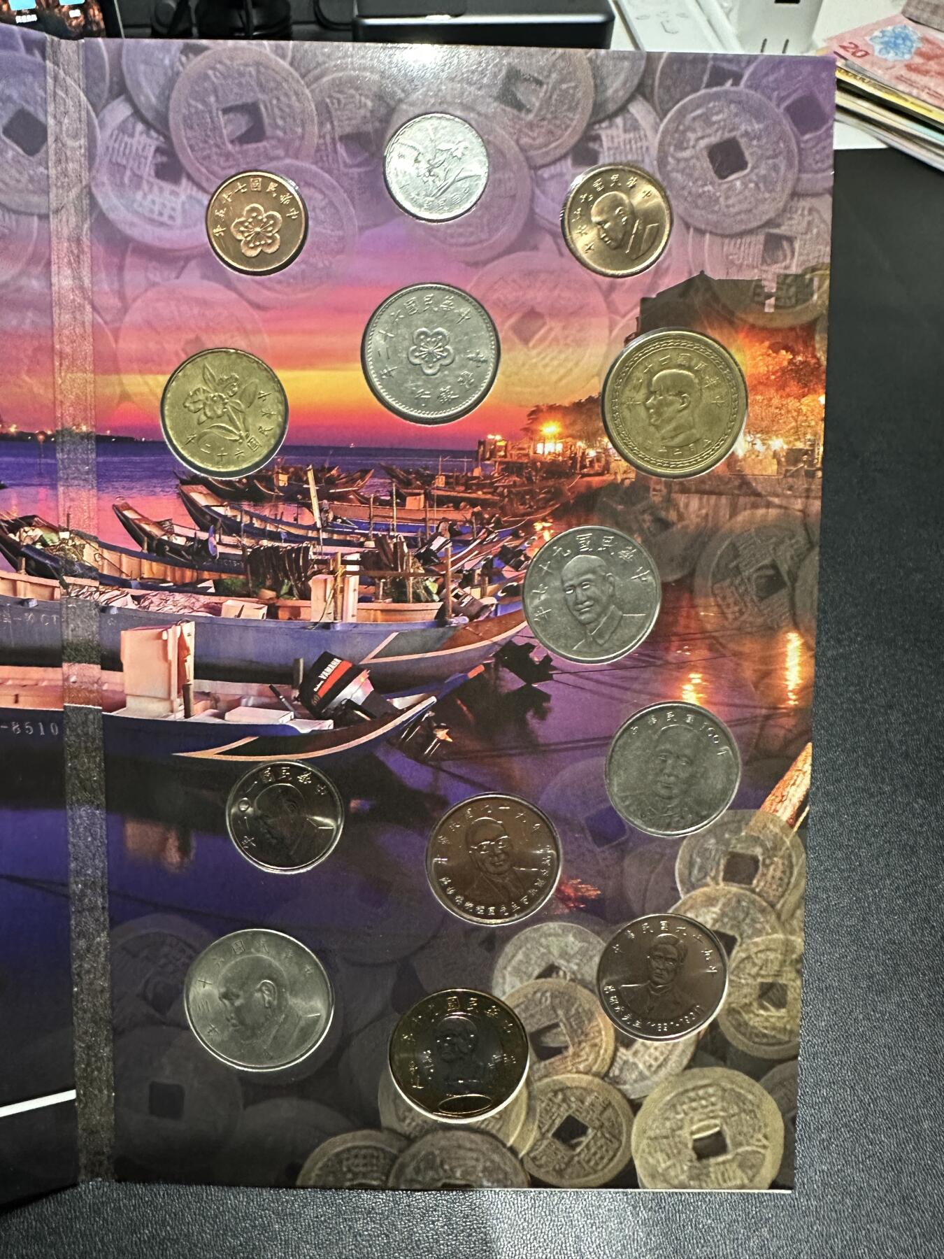 《外钞收藏家》第五百八十八期（优质场）（本平台长期征集拍品、欢迎藏友们联系合作） 新加坡和印度尼西亚邮币册+辛亥革命100周年硬币和纸币册子+台湾纪念币一套