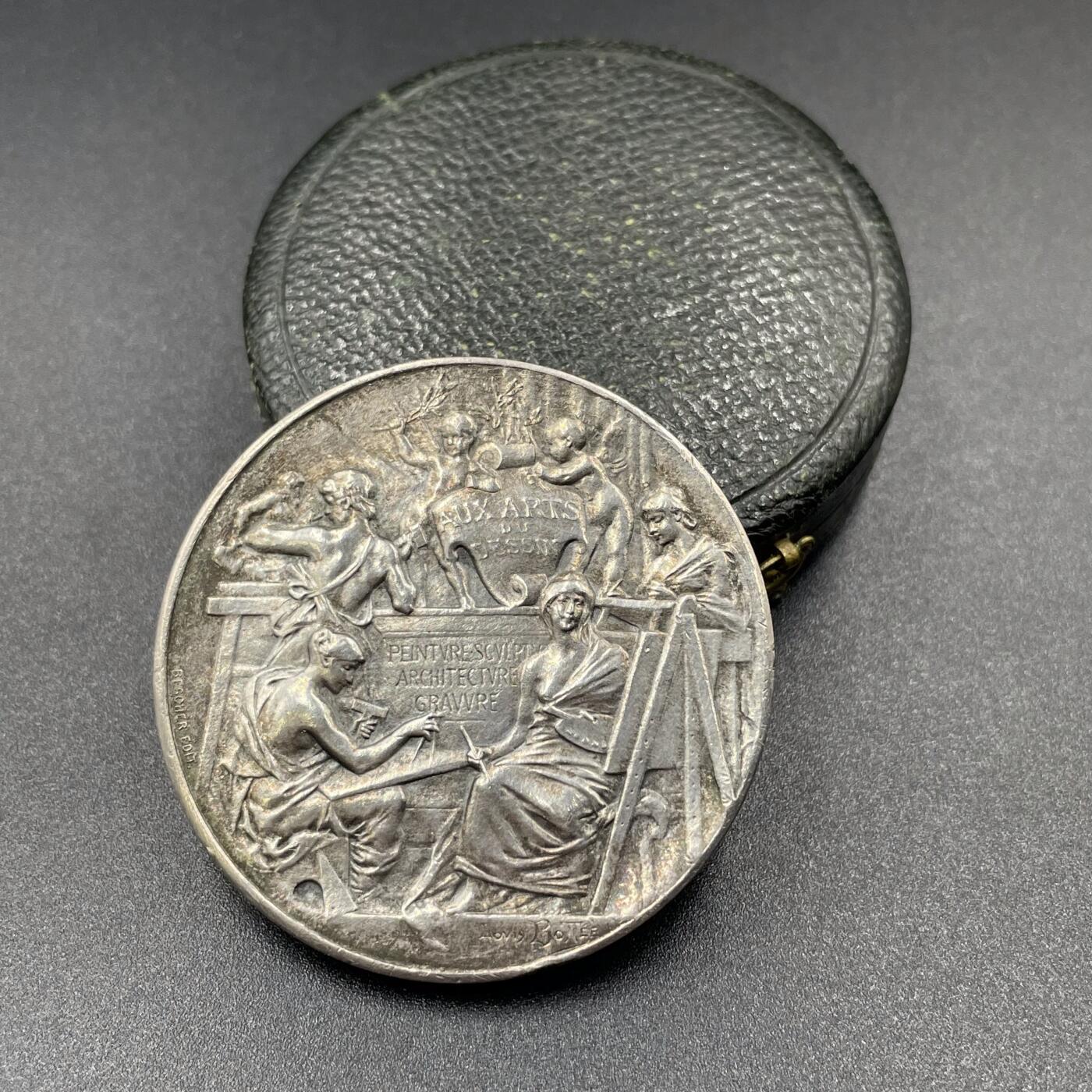 「木头集藏」章牌精品专场！ L.Bottee～1885年法国国立装饰艺术学院年度竞赛原盒银奖章，直径：41 mm，35.7 g，边铭：丰饶角 ARGENT ，原盒正常使用，今巴黎国立高等装饰艺术学院，1766年创立，专注装饰艺术、设计等领域。