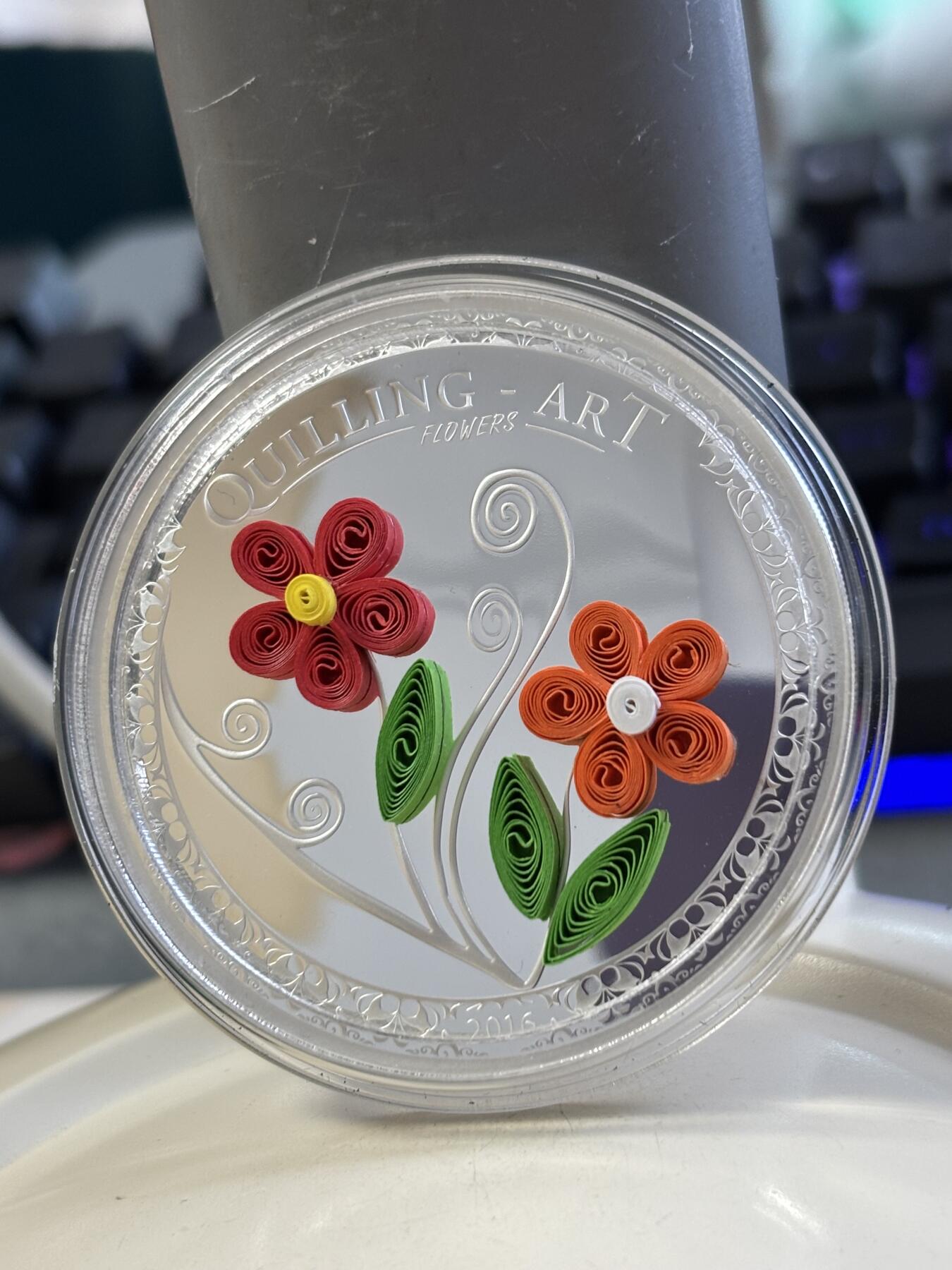 第183期拍卖 库克2016镜中花艺术首枚花卉镶手工纸花薄片银币带盒无证书，999银，1/2盎司，发行999枚