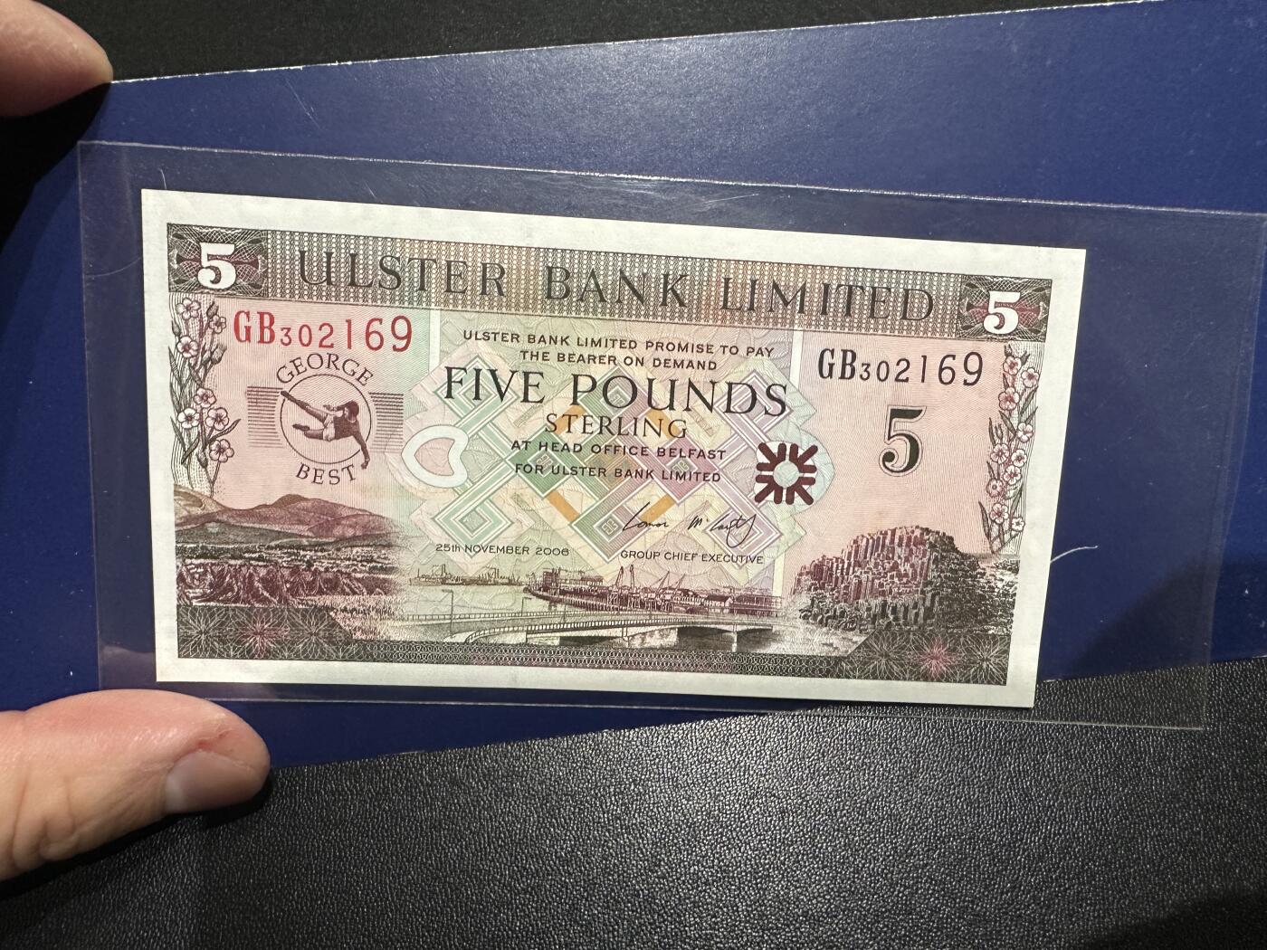 《外钞收藏家》第五百八十八期（优质场）（本平台长期征集拍品、欢迎藏友们联系合作） 北爱尔兰2005年5镑曼联传奇乔治贝斯特纪念钞（含册稀少，全程无47）	UNC 边上有点潮