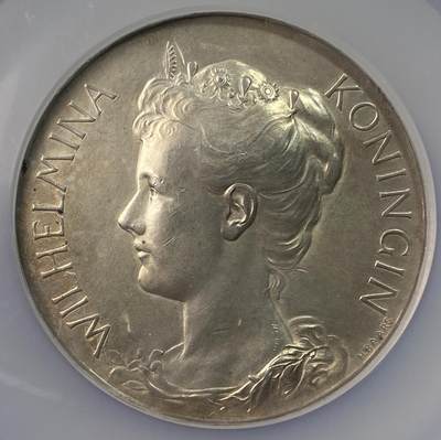 万国钱币拍卖第056期 - NGC MS62 1903年荷兰王国威廉敏娜纪念大银章 威廉敏娜萝莉时期非常可爱 其化身大天使送上祝福 大规格罕见品种 44.7MM 50G
