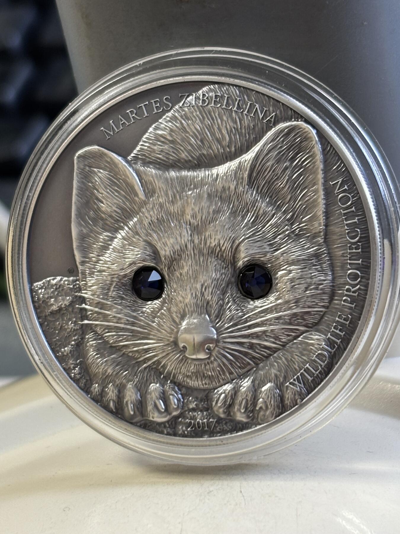 第183期拍卖 蒙古2017年草原动物紫貂仿古镶嵌水晶1盎司银币，999银看，发行2500枚,塑料盒有破，