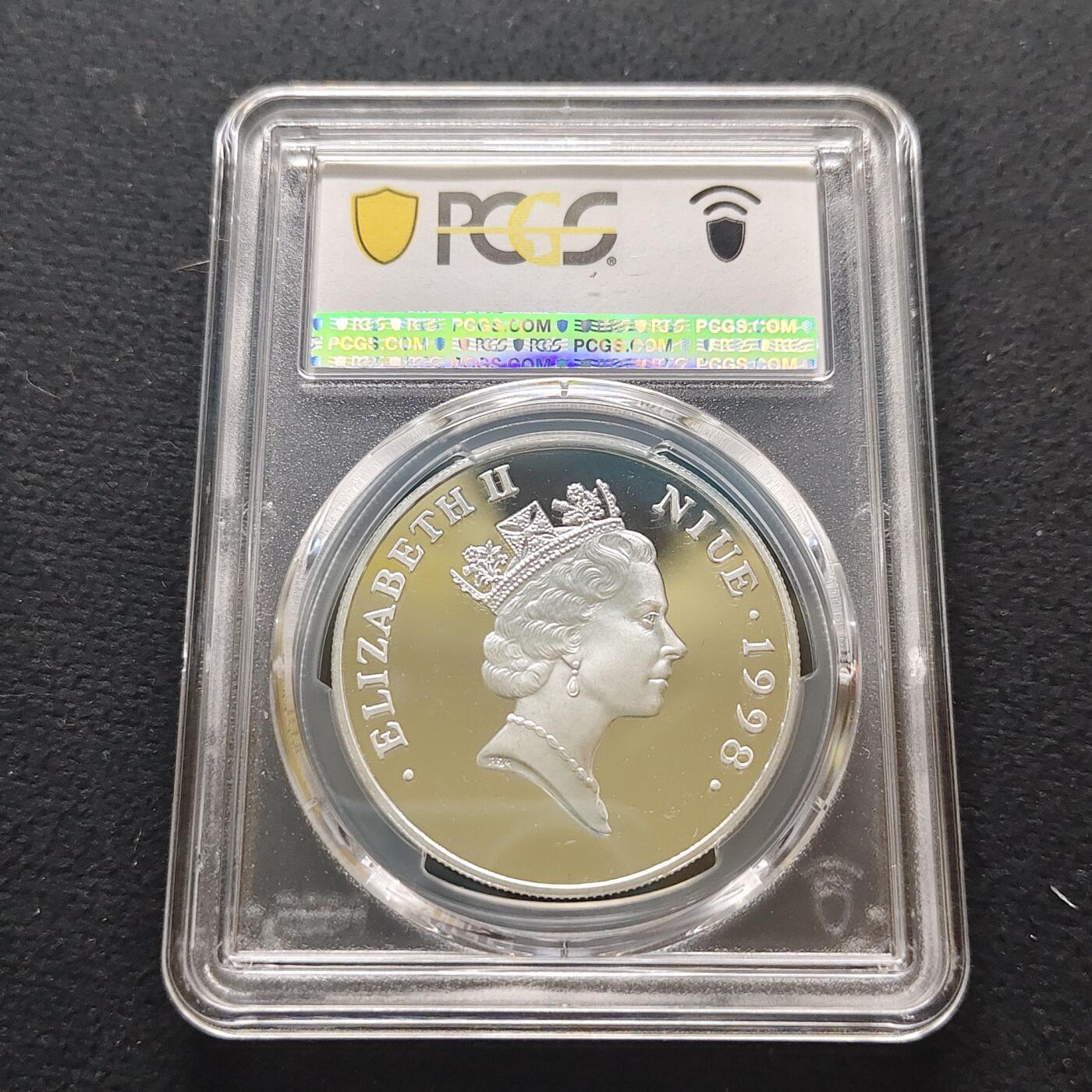 【全场包邮】纯粹捡漏拍481场（免费代拍第18场） 纽埃1998年5元女王母亲伊丽莎白皇太后纪念系列乔治六世银婚精制克朗型纪念银币-PCGS PR67 DCAM